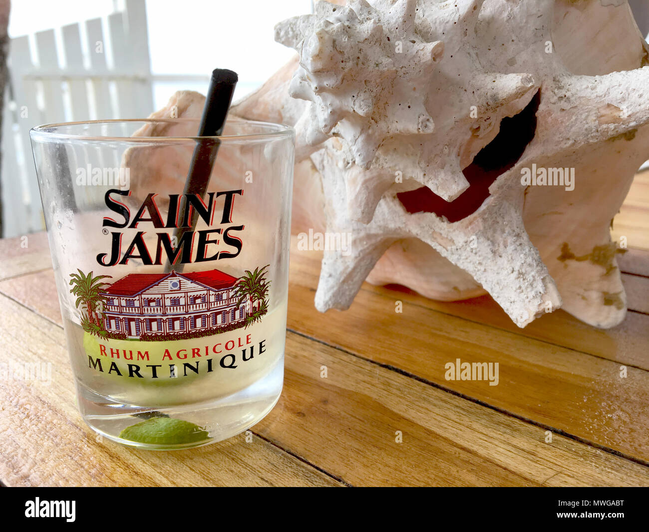 Saint-James ist eine der ältesten rum Hersteller von Martinique. Ti Punch ist eine beliebte Aperitif - und hier im Glas Stockfoto