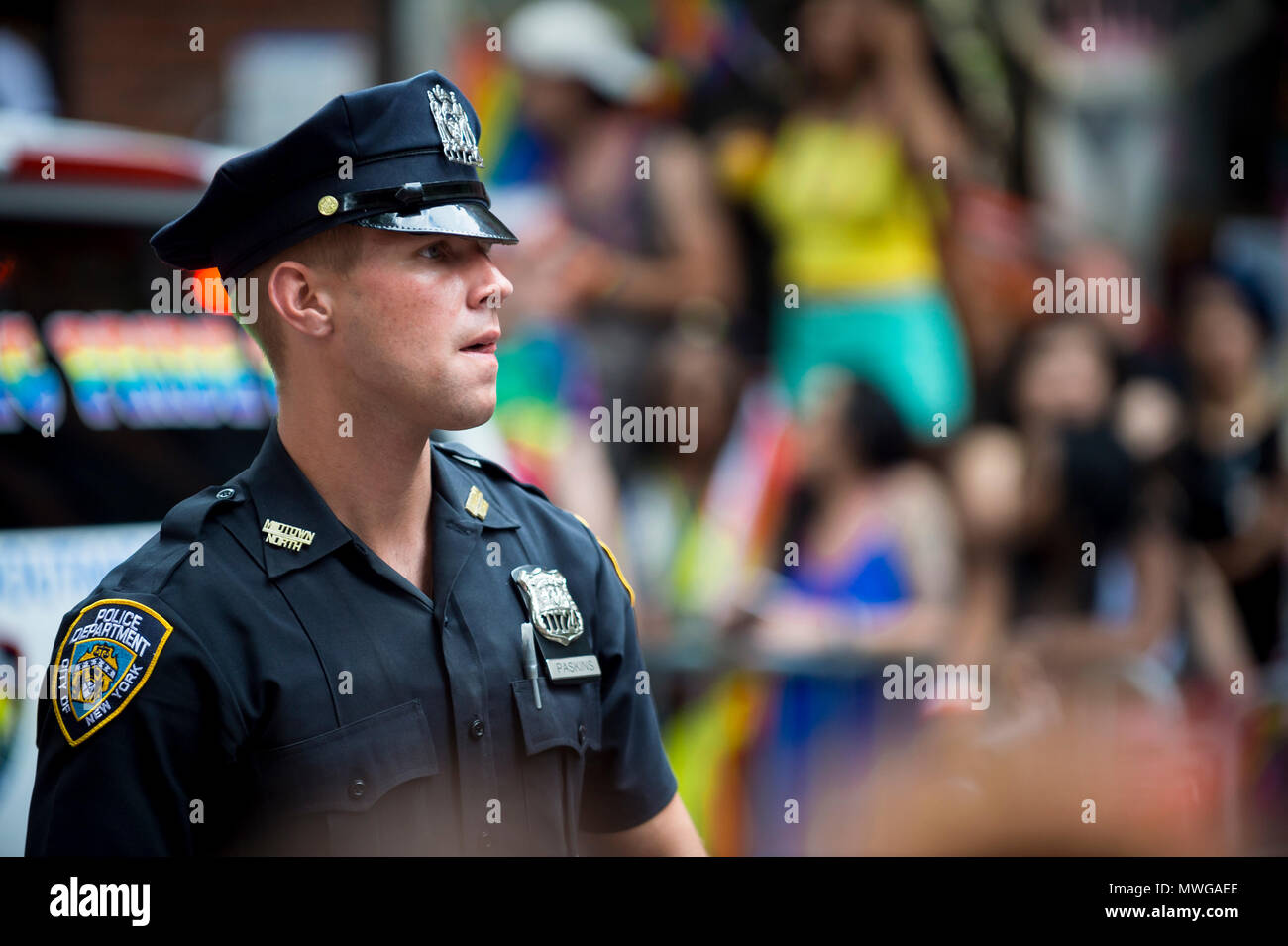 New York City 25 Juni 17 Stattliche Nypd Polizei Sorgt Fur Sicherheit Am Rande Der Jahrlichen Csd Parade In Greenwich Village Stockfotografie Alamy