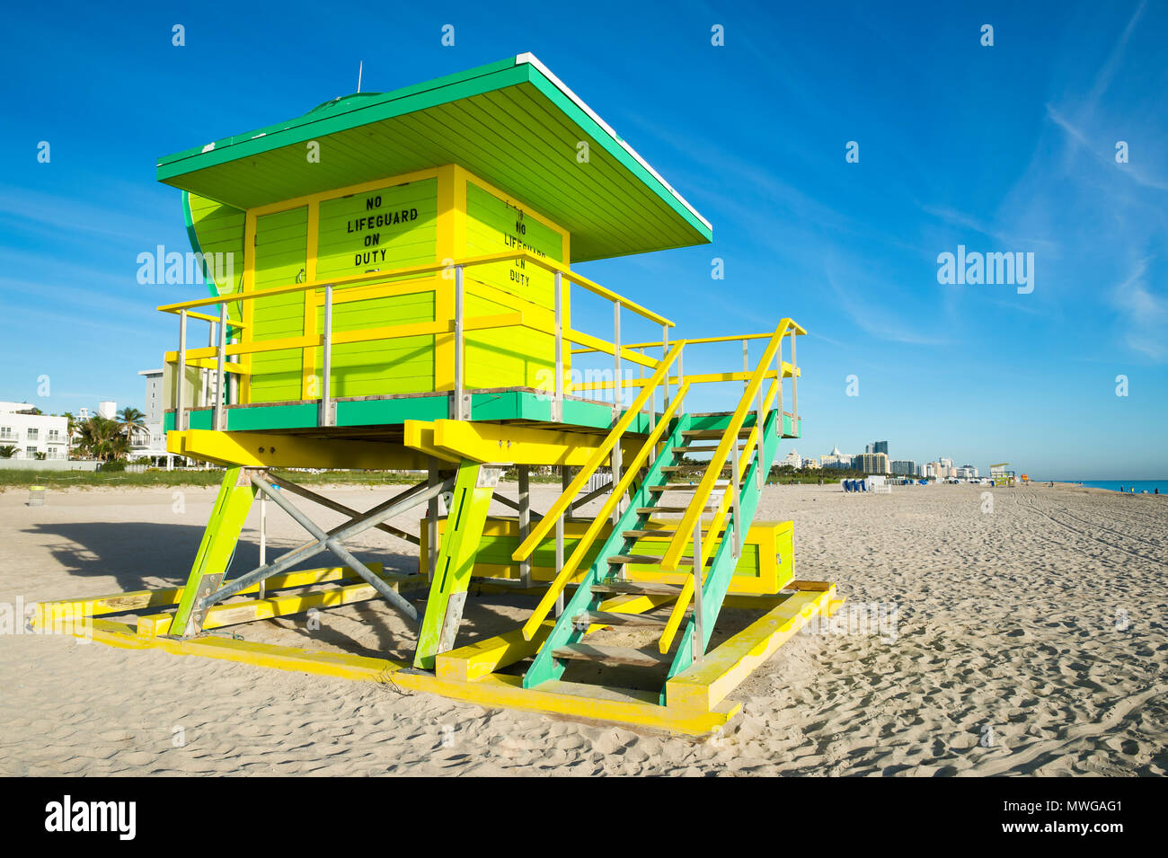 Szenische morgen Blick auf eine ikonische lifeguard Tower in hellen Pastelltönen in South Beach, Miami Stockfoto