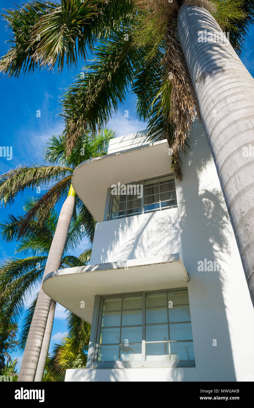 Typischen bunten 30er Jahre Art Deco Architektur mit Palmen in Miami, Florida Stockfoto