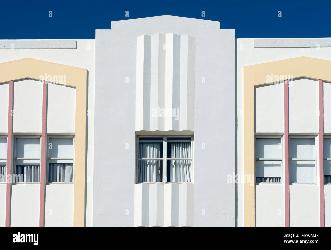 Typischen bunten 30er Jahre Art Deco Architektur mit Palmen in Miami, Florida Stockfoto