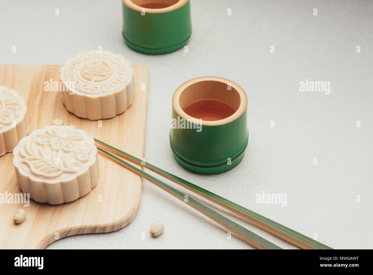Retro-Vintage-Stil Chinesisch Mitte Herbst Festival Lebensmittel. Traditionelle Mooncakes am gedeckten Tisch Stockfoto