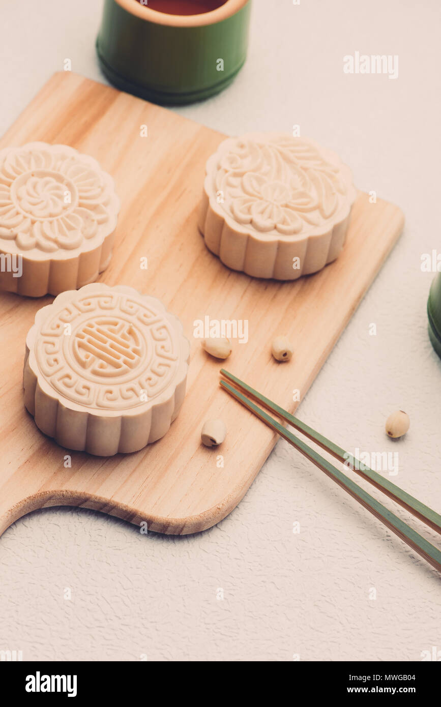 Retro-Vintage-Stil Chinesisch Mitte Herbst Festival Lebensmittel. Traditionelle Mooncakes am gedeckten Tisch Stockfoto
