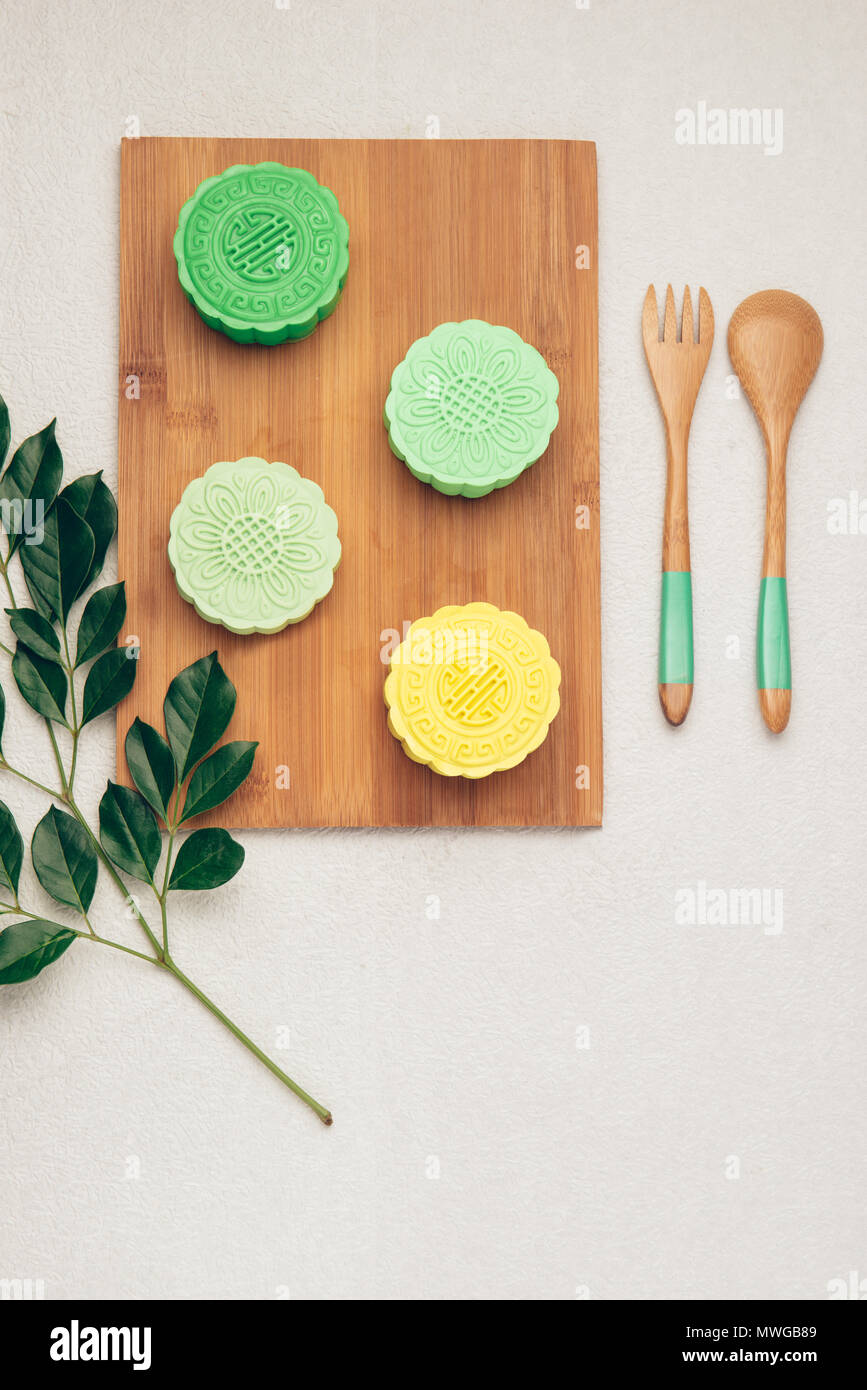 Retro-Vintage-Stil Chinesisch Mitte Herbst Festival Lebensmittel. Traditionelle Mooncakes am gedeckten Tisch Stockfoto