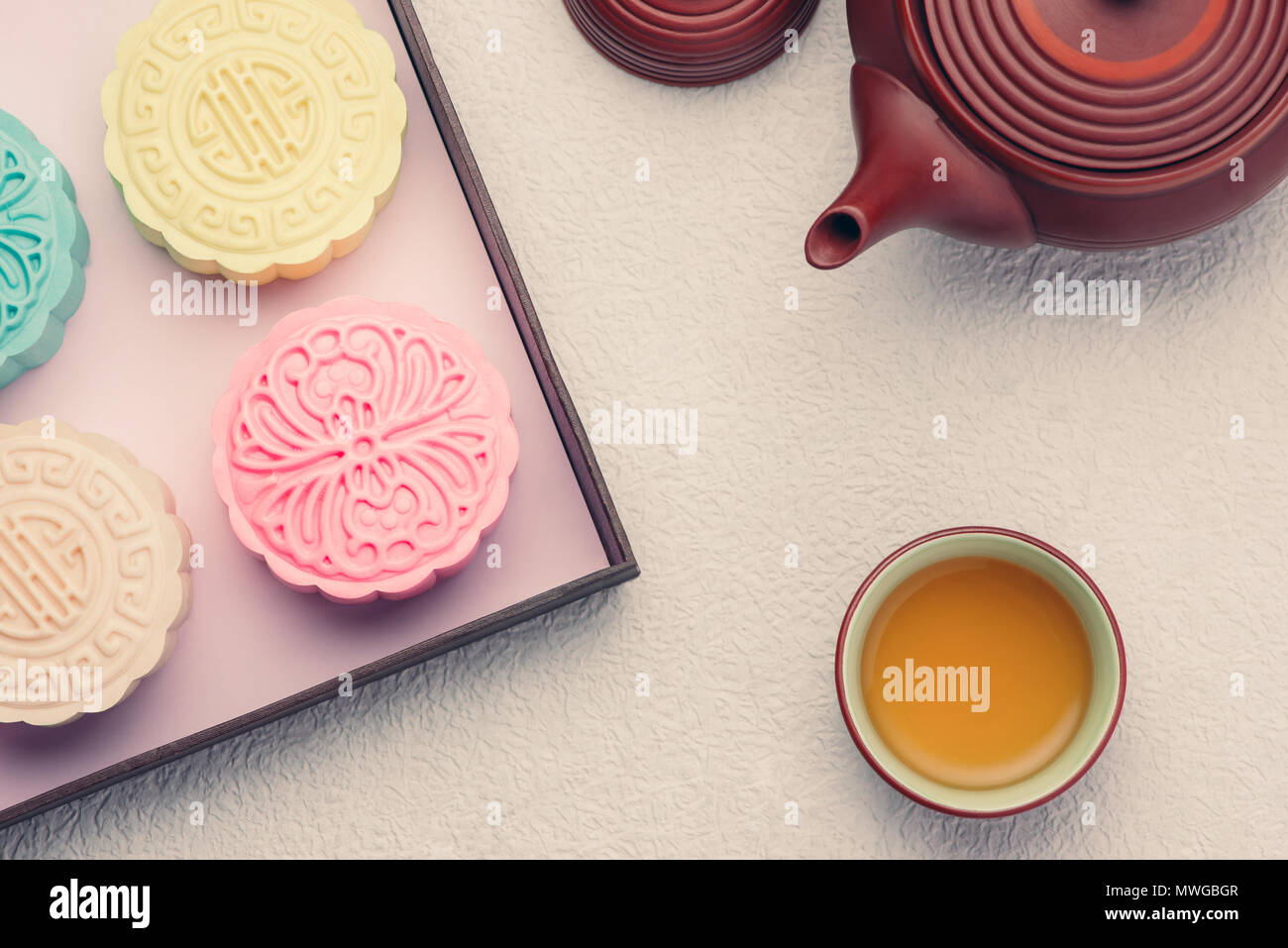 Retro-Vintage-Stil Chinesisch Mitte Herbst Festival Lebensmittel. Traditionelle Mooncakes am gedeckten Tisch Stockfoto