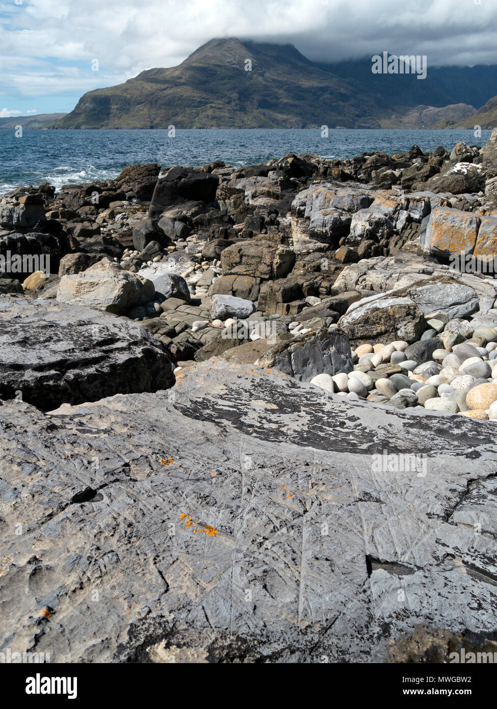 Treibeis Schleifspuren auf mudstone Rock im Vordergrund, Glen Scaladal Bay, Isle of Skye, Schottland, Großbritannien. Für Nahaufnahmen Bilder MWGBW MWGBW 0 & 2 Stockfoto
