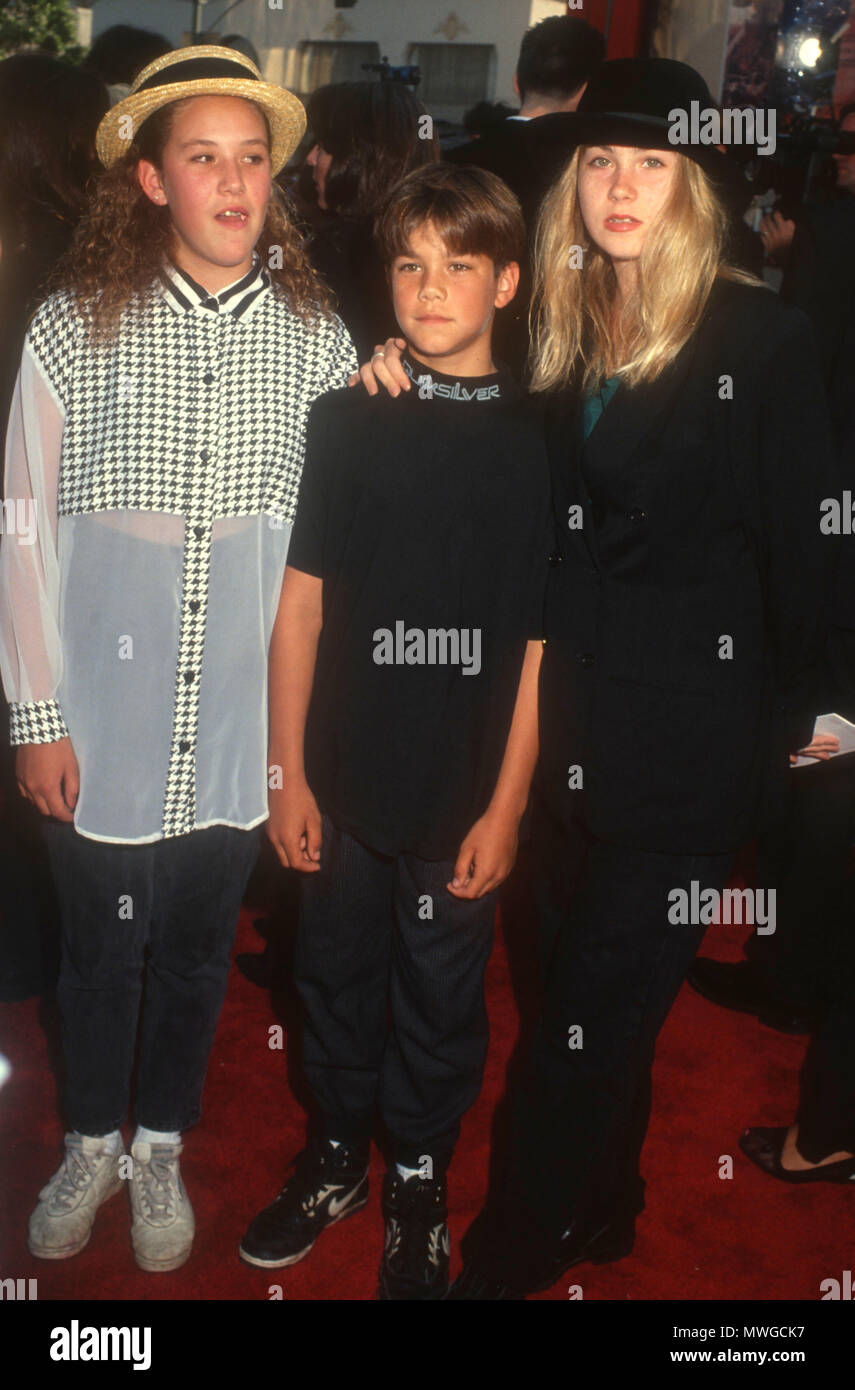 HOLLYWOOD, CA - 11. Juli: Schauspielerin Christina Applegate (R) und Schwester Alisa und Bruder Kyle (C) Teilnahme an der "Bill & Ted's Bogus Journey" Hollywood Premiere am 11. Juli 1991 im Mann's Chinese Theatre in Hollywood, Kalifornien. Foto von Barry King/Alamy Stock Foto Stockfoto