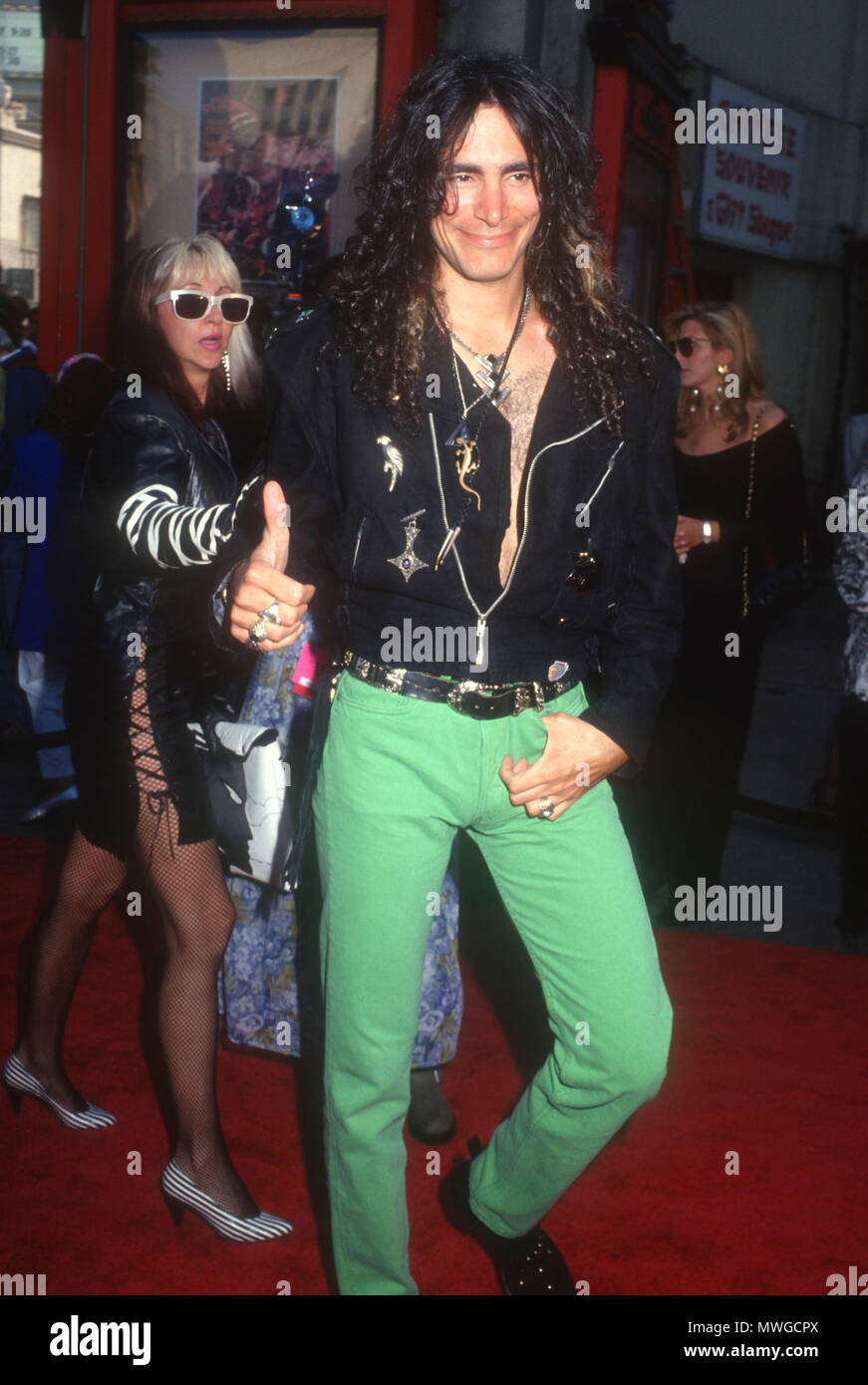 HOLLYWOOD, CA - 11. Juli: Musiker/Sänger Steve Vai besucht die "Bill & Ted's Bogus Journey" Hollywood Premiere am 11. Juli 1991 im Mann's Chinese Theatre in Hollywood, Kalifornien. Foto von Barry King/Alamy Stock Foto Stockfoto