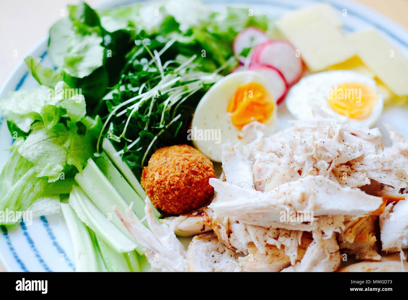 Frische Hähnchen und gekochtem Ei Salat Stockfoto