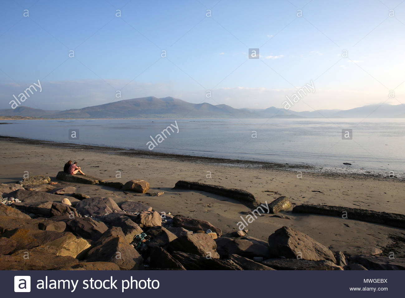 Ein Strand in der Nähe von Castlegregory im County Kerry, wie die Sonne untergeht, am Ende einer glorreichen Tag. Stockfoto