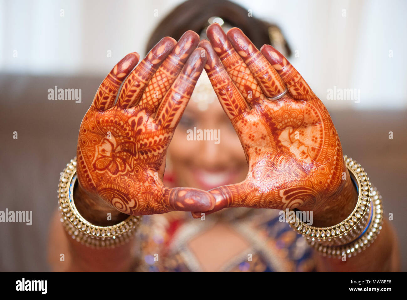 Pakistanische und Indische Braut Hochzeit die Form eines Herzens ihre Hand Stil und wunderschöne Mehndi design Stockfoto