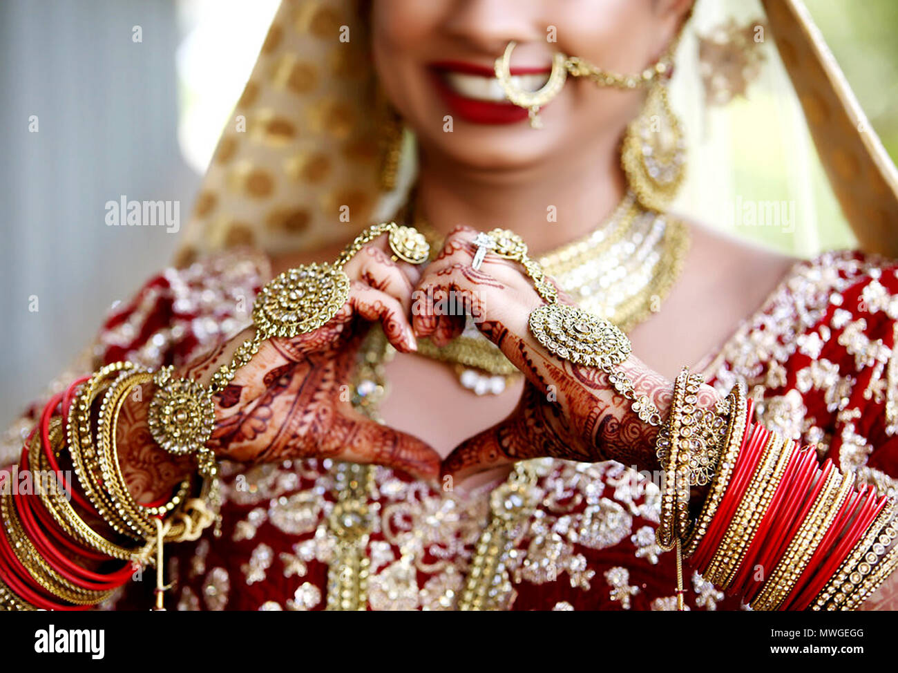 Pakistanische und Indische Braut Hochzeit die Form eines Herzens ihre Hand Stil und wunderschöne Mehndi design Stockfoto