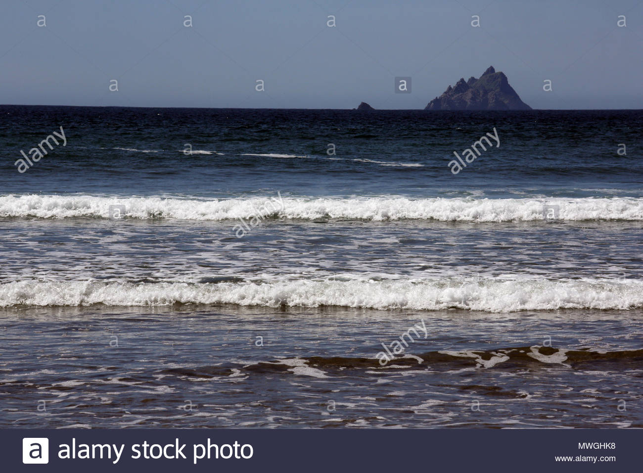 Ein Blick auf den Atlantischen Ozean von einem Strand am Rande der Iveragh Halbinsel entlang des berühmten Ring of Kerry touristische Route. Stockfoto