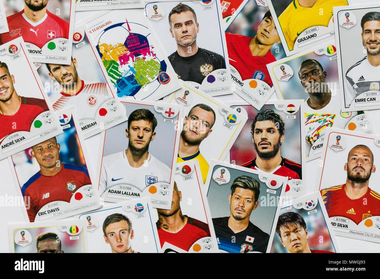 LONDON, GROSSBRITANNIEN - ca. Mai 2018: Nahaufnahme von offiziellen Wm 2018 Panini offizielle Sticker Packs Stockfoto