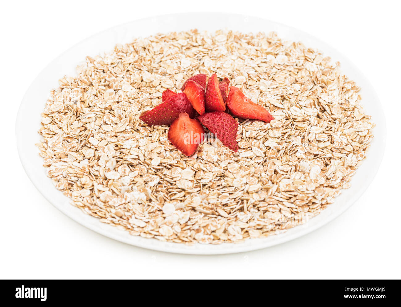 Trockene Haferflocken mit gehackten Erdbeere in eine weiße Platte auf einem weißen Hintergrund. Leckeren, gesunden Frühstück. Stockfoto