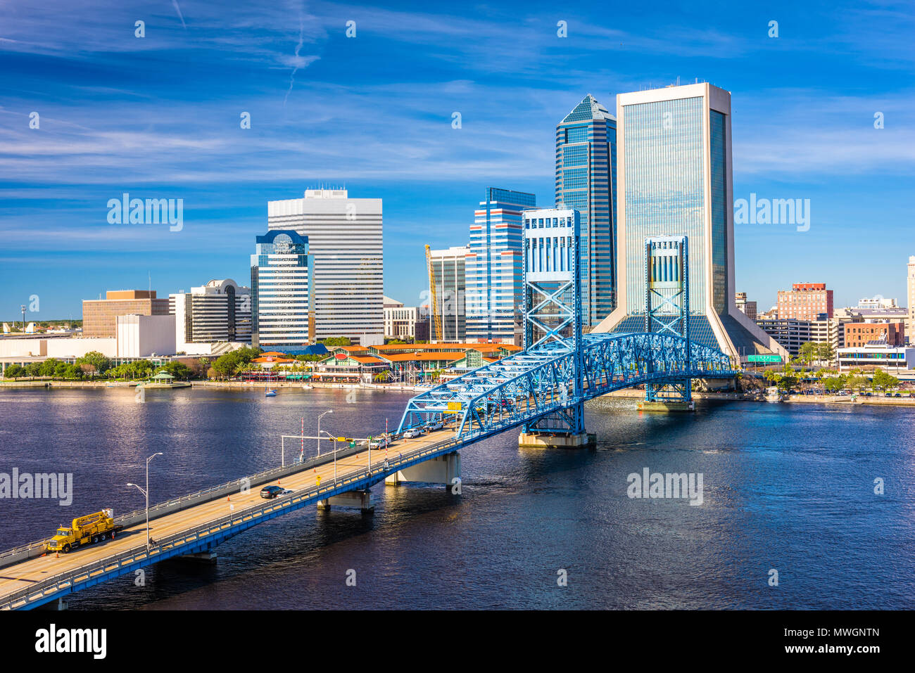 Jacksonville, Florida, USA Downtown Skyline in der Dämmerung über St. Johns River. Stockfoto