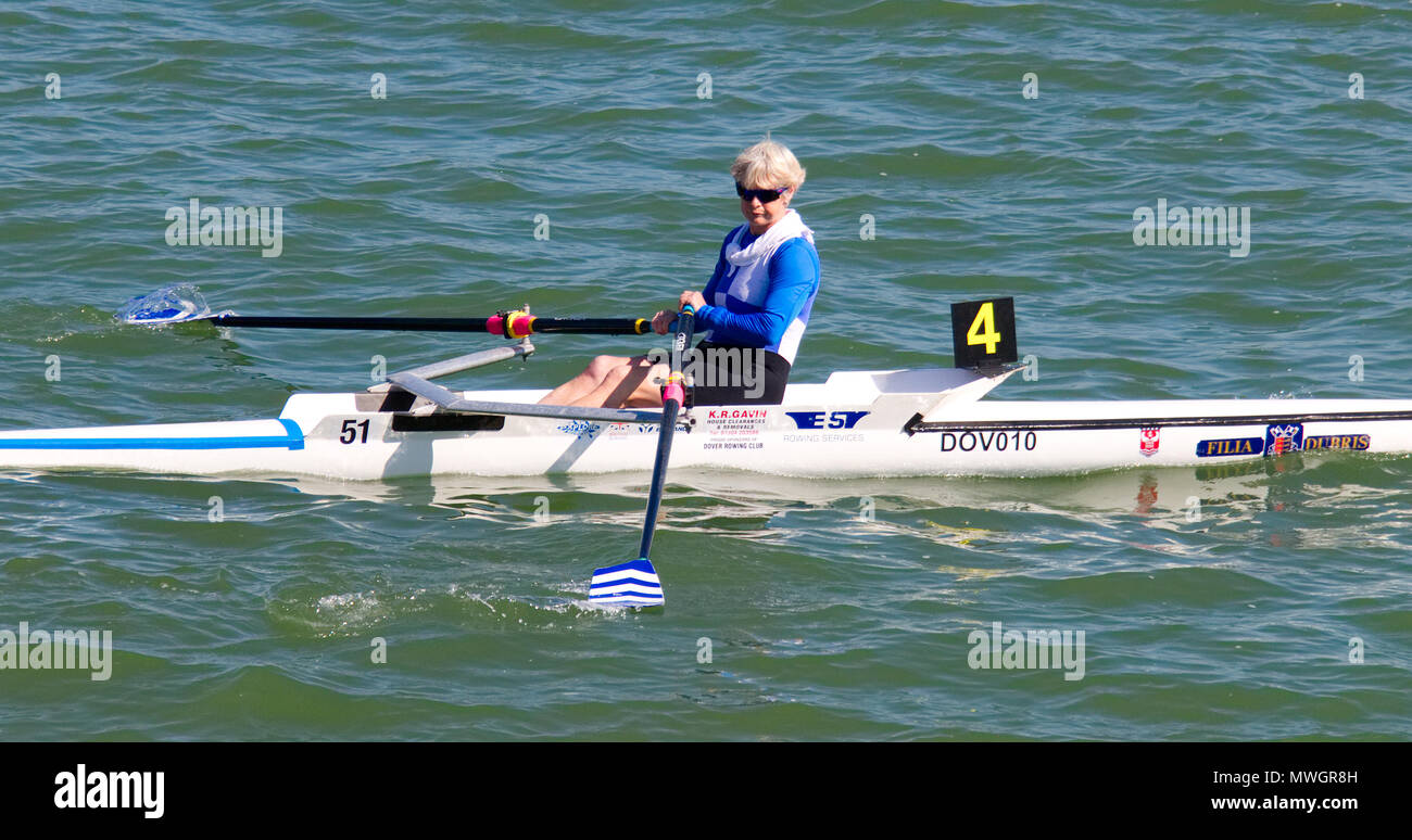 Die einzelne Frau Schädel an der Hastings Ruderregatta Stockfoto