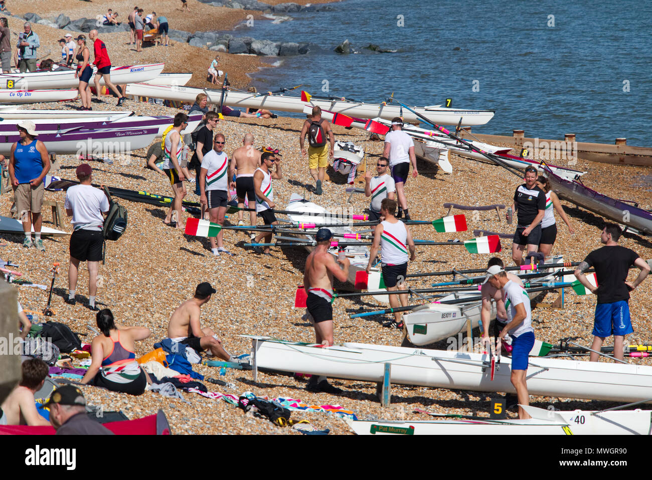 Hastings Beach auf einen anstrengenden Nachmittag während der 150. Jahrestag der Hastings Ruderregatta 2018 Stockfoto