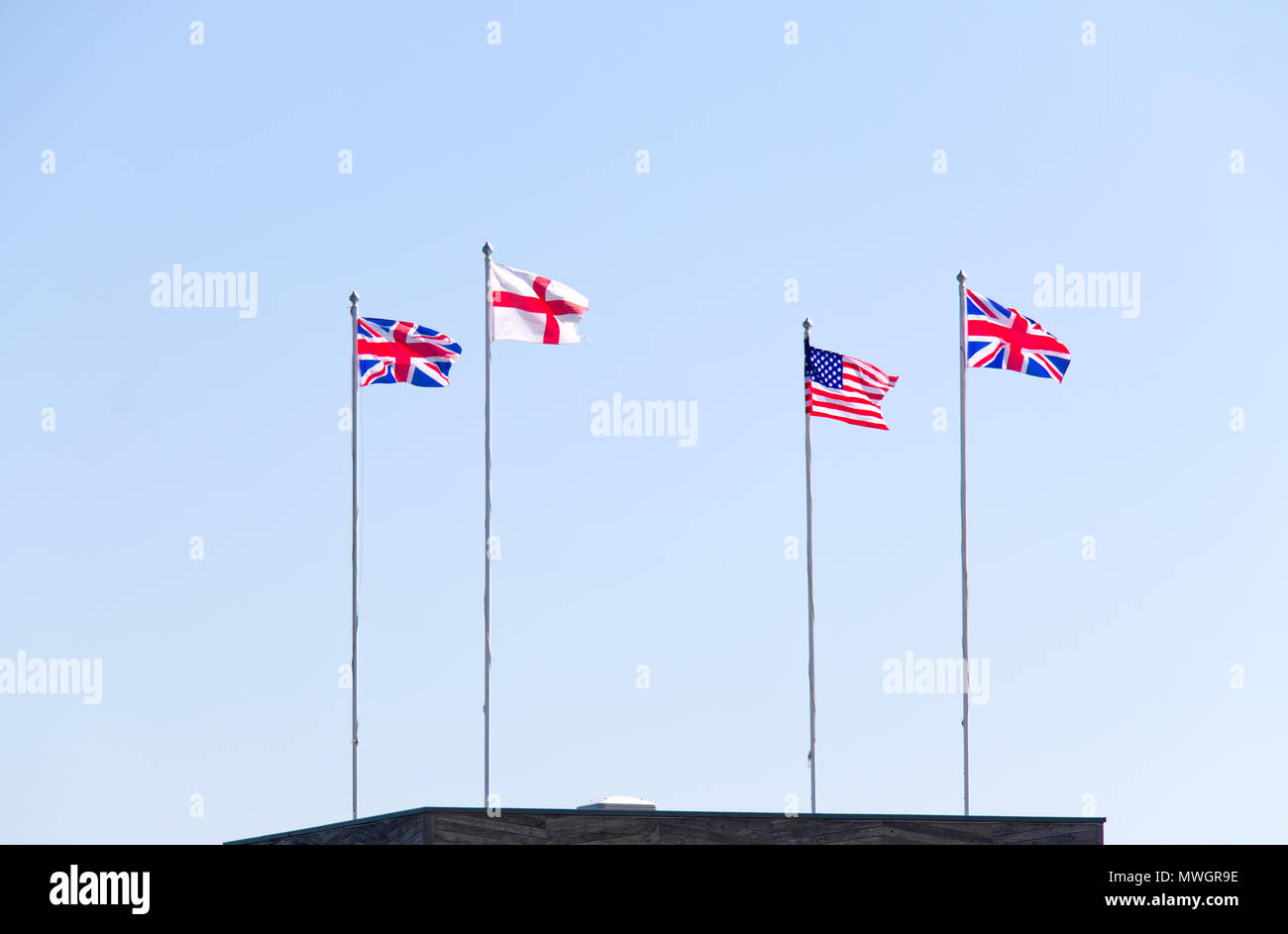 Union Jack, George Cross und die Sterne und Streifen, die die königliche Hochzeit von Prinz Harry und Meghan Markle zu feiern. Stockfoto