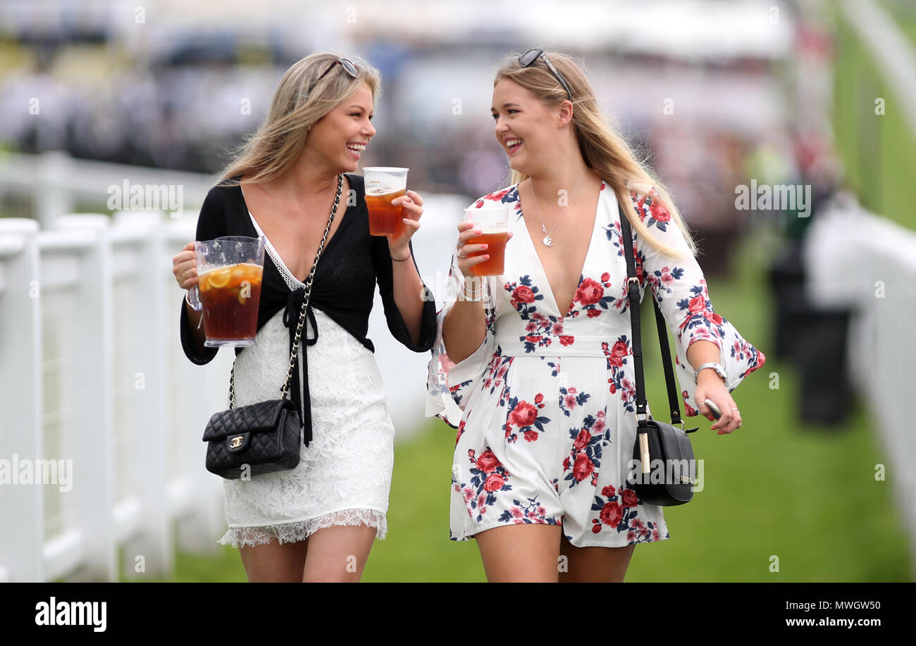 Modische racegoers während Damen Tag des 2018 von Investec Derby Festival an der Pferderennbahn Epsom Downs, Epsom. Stockfoto