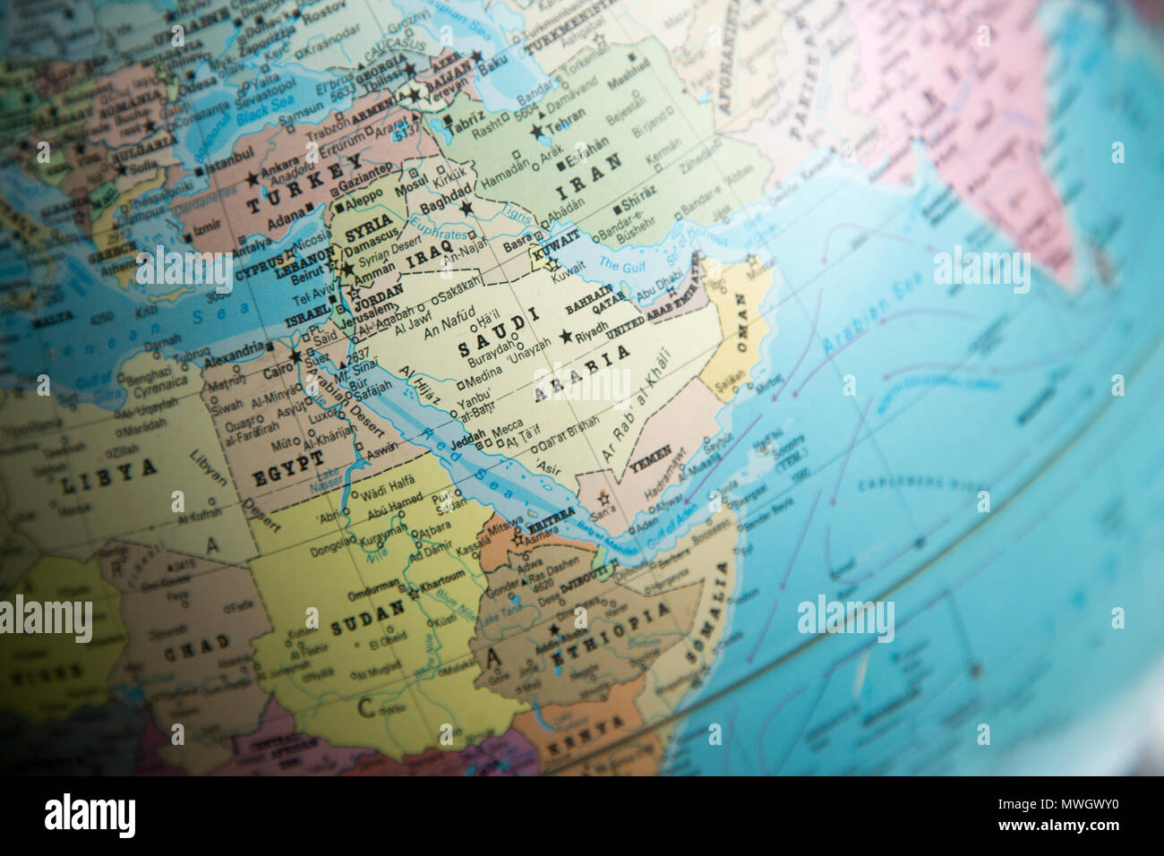 Naher Osten Karte auf einem Globus konzentrierte sich auf Saudi-arabien Stockfoto