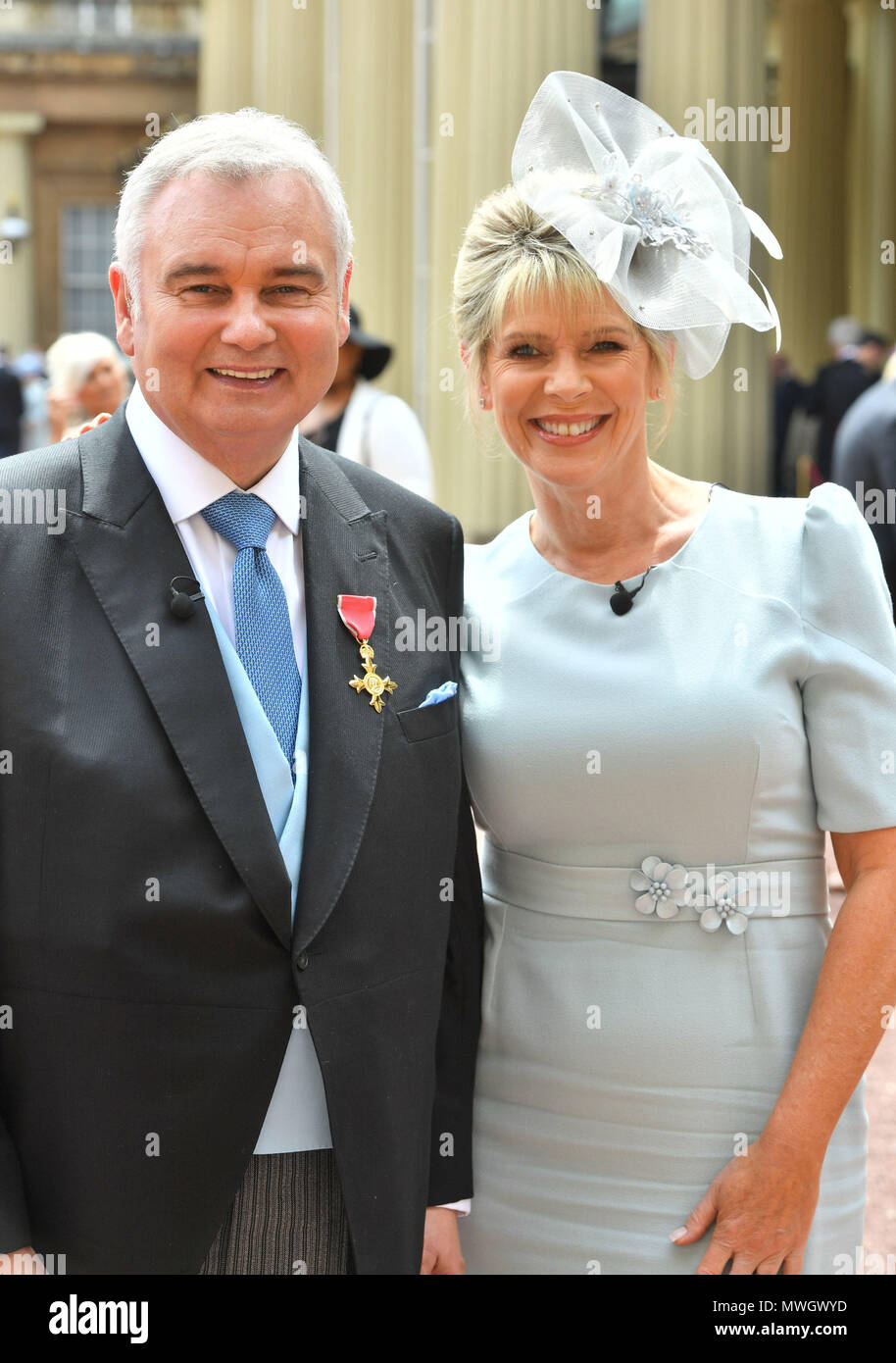 Eamonn Holmes, der zusammen mit seiner Frau Ruth Langsford, wie er trägt sein OBE (Offizier des Ordens des Britischen Empire) nachdem es ihm von Königin Elizabeth II. für Leistungen ausgezeichnet wurde zum Rundfunk bei einer Ordensverleihung am Buckingham Palace in London. Stockfoto