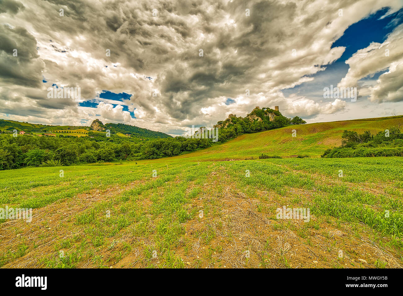 Katholische Heiligtum und Einsiedelei auf Höchststand im grünen Landschaft in Italien Stockfoto