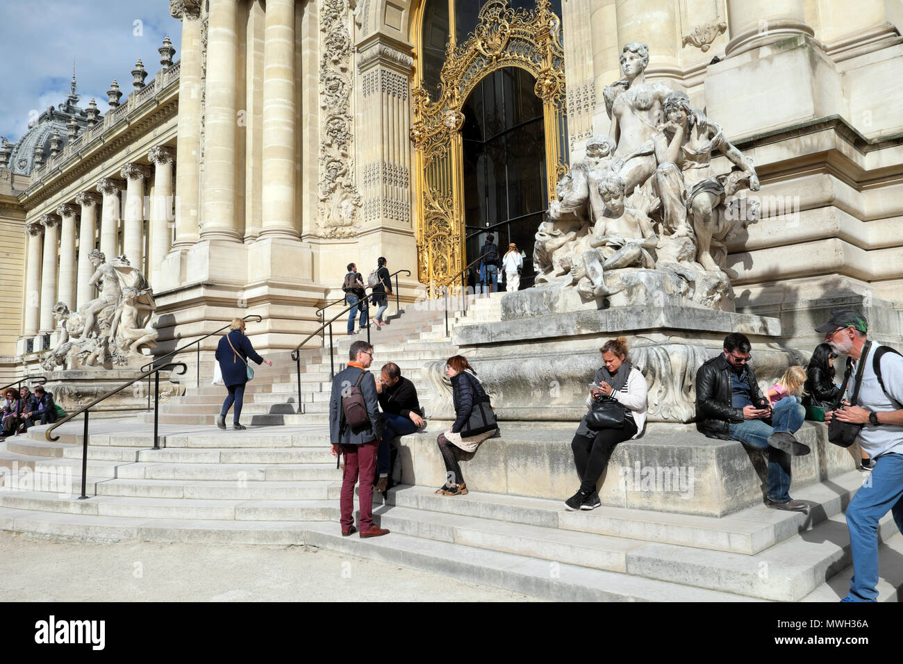 Besucher sitzen vor dem Eingang zum Petit Palais Kunst Galerie museum in Paris Frankreich KATHY DEWITT Stockfoto