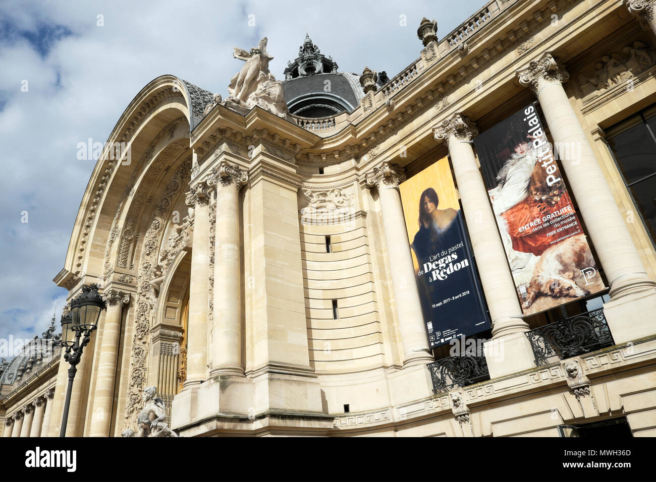 Außenansicht Eingang des Petit Palais Gebäude mit Degas bis Redon Ausstellung Plakat außerhalb an der vorderen Fassade in Paris Frankreich KATHY DEWITT Stockfoto