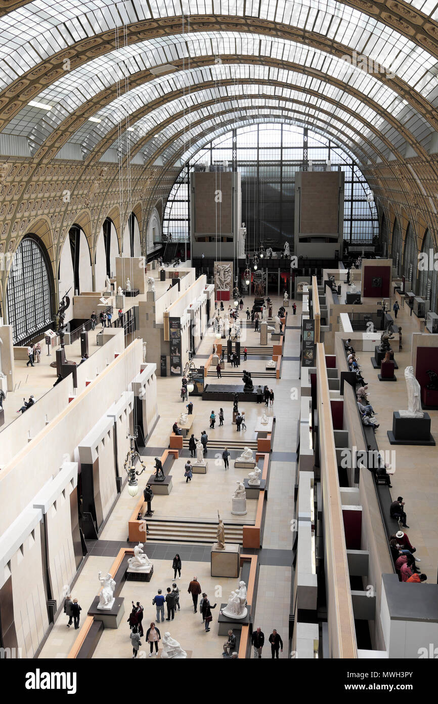 Menschen Besucher Besuch des Musée d'Orsay Kunst Galerie in Paris Frankreich KATHY DEWITT Stockfoto