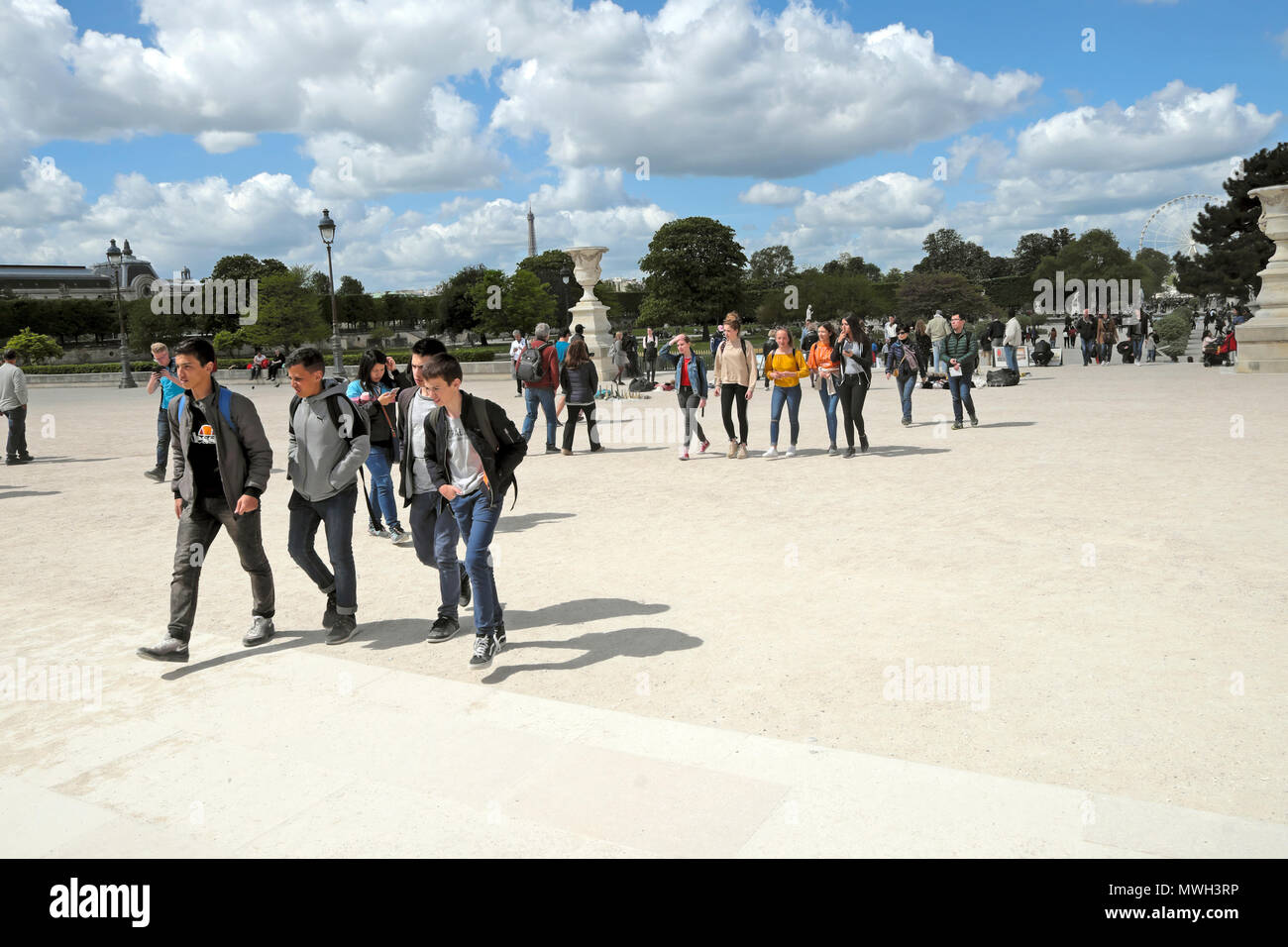 Eine Gruppe von Studenten Jugendliche Schuljungen und Mädchen auf Exkursion kulturellen Besuch Spaziergang entlang eines Pfades in einem Park in Paris, Frankreich Europa EU KATHY DEWITT Stockfoto