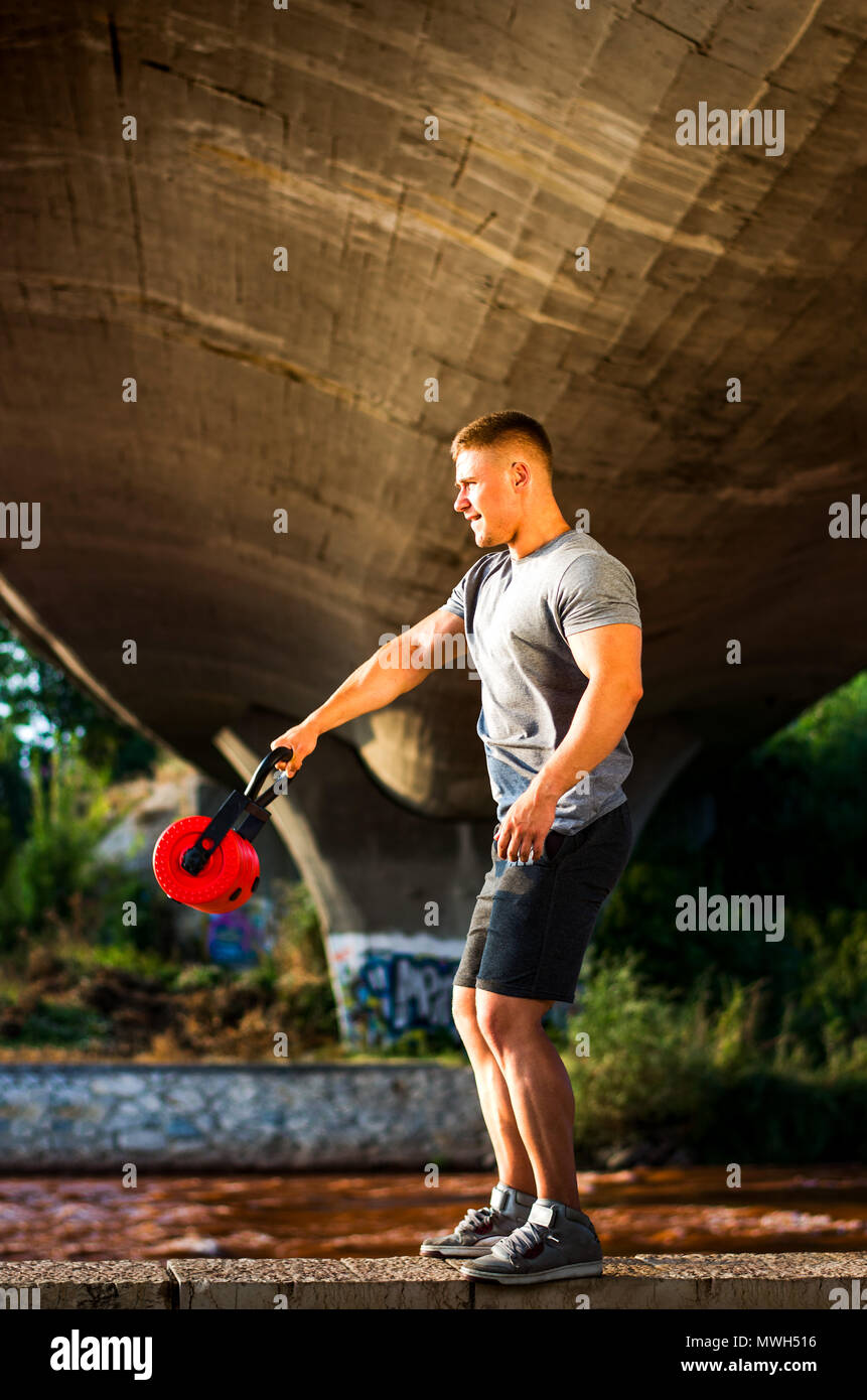 Mann, unten die Brücke mit Wasserkocher bell Stockfoto