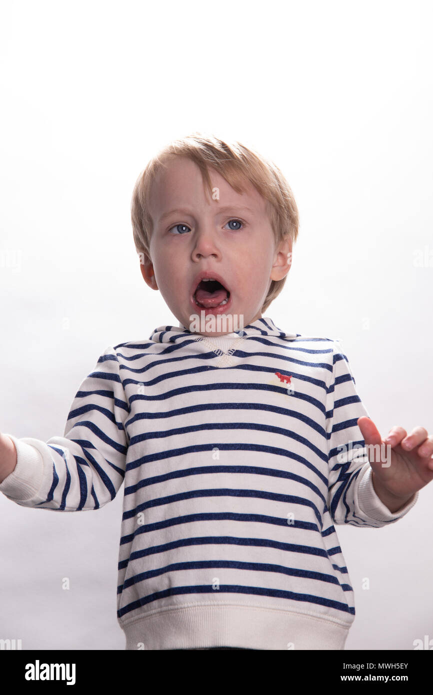 Junge kaukasier Toddler Boy wirkt dumm Auf ein Fotoshooting vor einem weißen Hintergrund Stockfoto