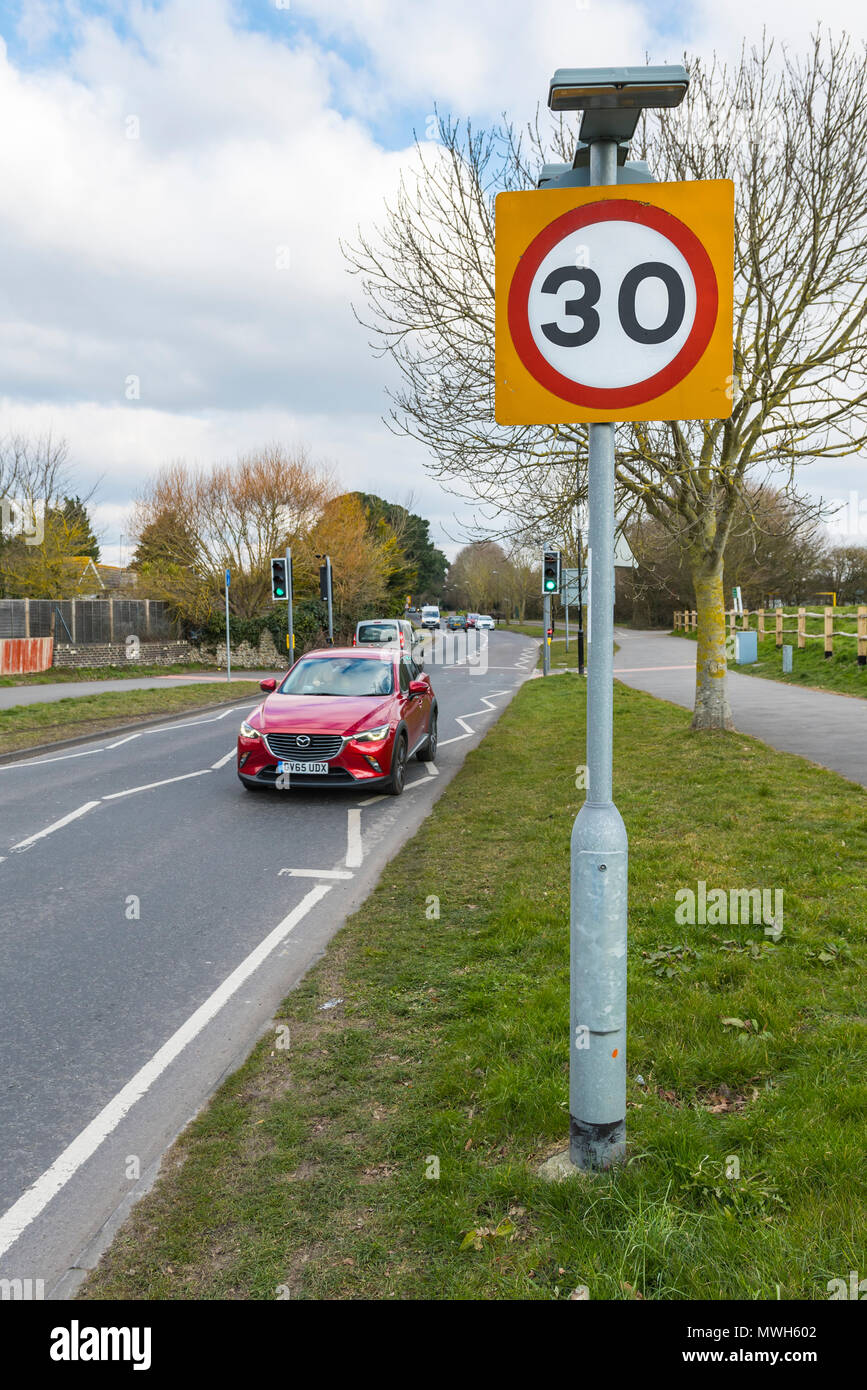 30 km/h Höchstgeschwindigkeit Zeichen auf einer Straße in einer kleinen Stadt in Großbritannien. Stockfoto