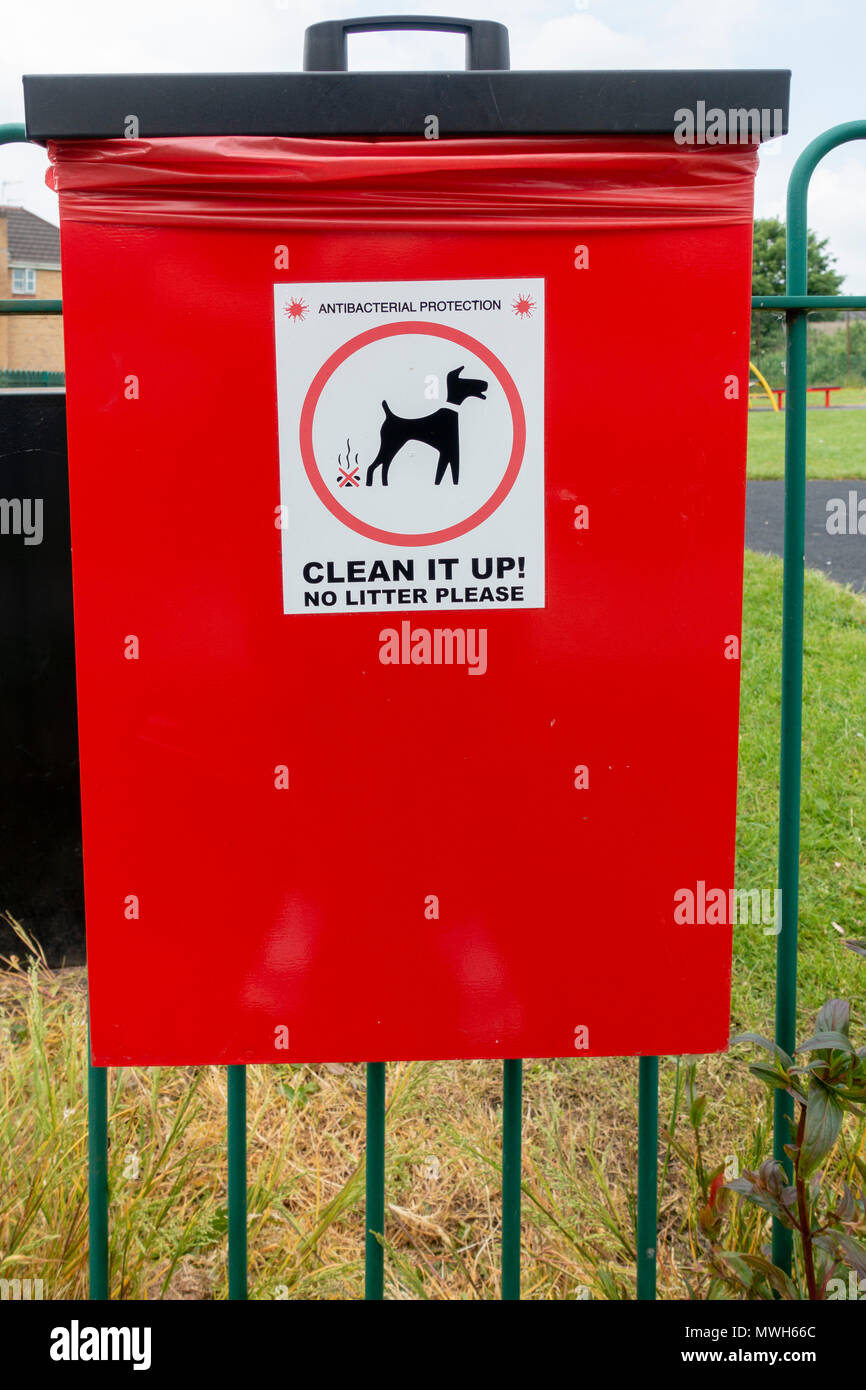 Ein roter Behälter für die Hundehaufen in, nach der Reinigung nach Ihrem Hund ein Chaos macht. Stockfoto
