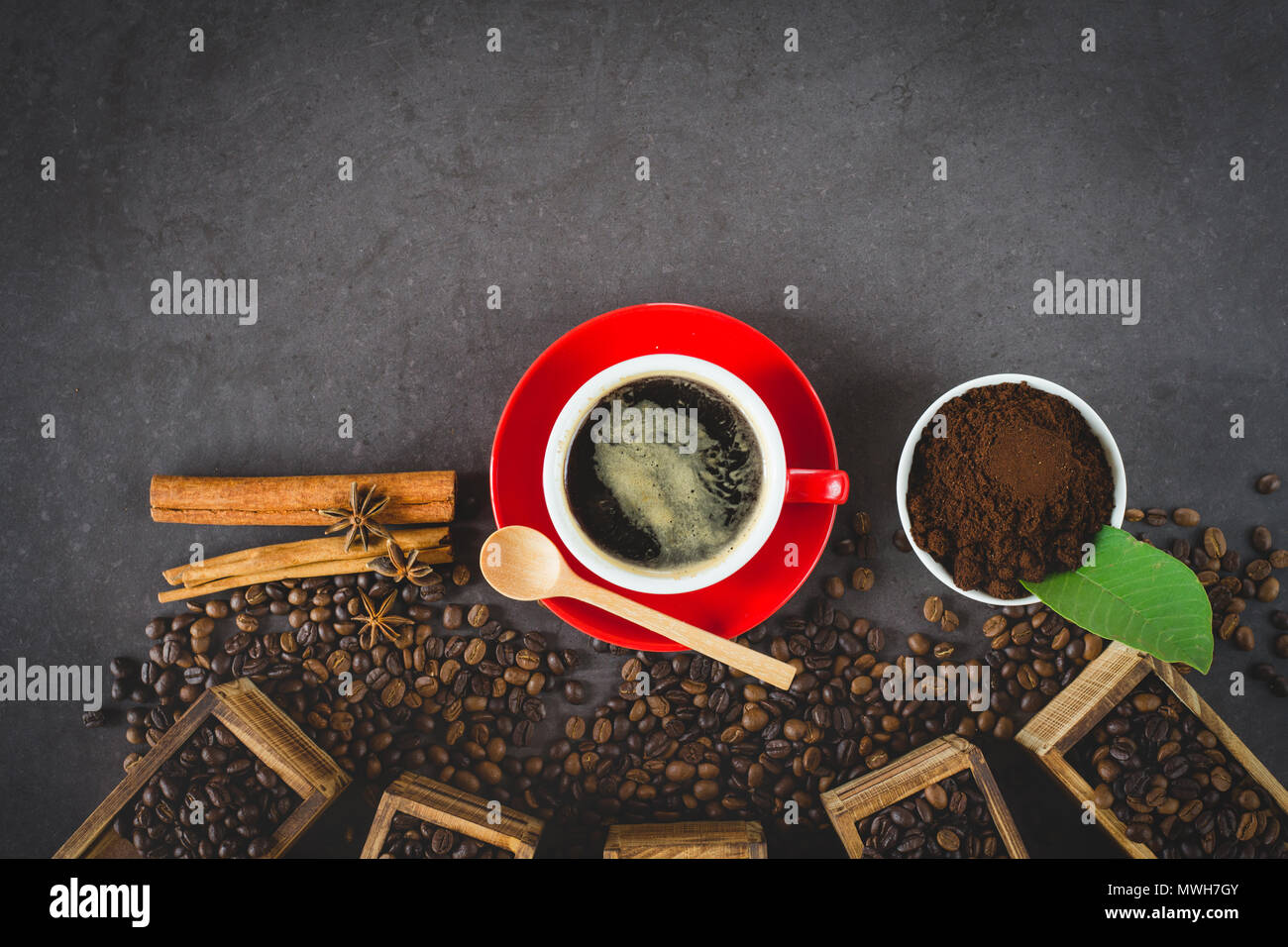 Schwarzen Kaffee in einem roten Tasse mit Kaffee Bohne Dekoration auf Tisch aus Stein, flach Bild mit Platz für Ihren Text kopieren Stockfoto