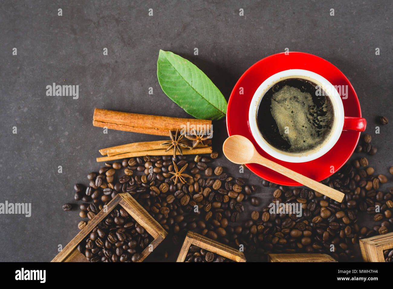 Schwarzen Kaffee in einem roten Tasse mit Kaffee Bohne Dekoration auf Tisch aus Stein, flach Bild mit Platz für Ihren Text kopieren Stockfoto