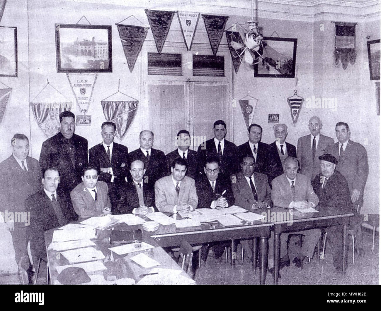 . Français: Membres de la première Réunion de la Fédération algérienne de Football. Sind Vorhanden sur la Foto: de gauche à Droite. Assis au premier rang, messieurs, Boutebila Lekehal, Djaout, le Président Maouche, Kassoul, Benamar, Lefgoun et Belkahla. Deuxième schellte, messieurs, Ouhibi Bendib, Zaïbek, Takarli, Hassen, Khodja Benoura, Bensiam, Cosman, Bir et Wendel. 26. Oktober 2011. Alger Fußball 411 Membres fondateurs de la FAF Stockfoto