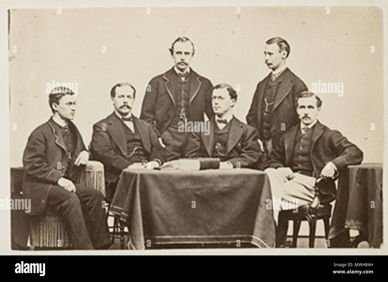 . Gruppe von Männern. Typ der Arbeit: Foto; Carte-de-Visite. Schöpfer: Whipple, John Adams (1822-1891), US-amerikanischer. Datum: 1865-1874. Abmessungen: Sicht: 6 x 10 cm (2 3/8 x 3 15/16 in.). Materialien/Techniken: Eiweiß silber Drucken auf Karte. Repository: Harvard Art Museum. zwischen 1865 und 1874. John A. Whipple 411 Männer können 1865 byJAWhipple Harvard Stockfoto