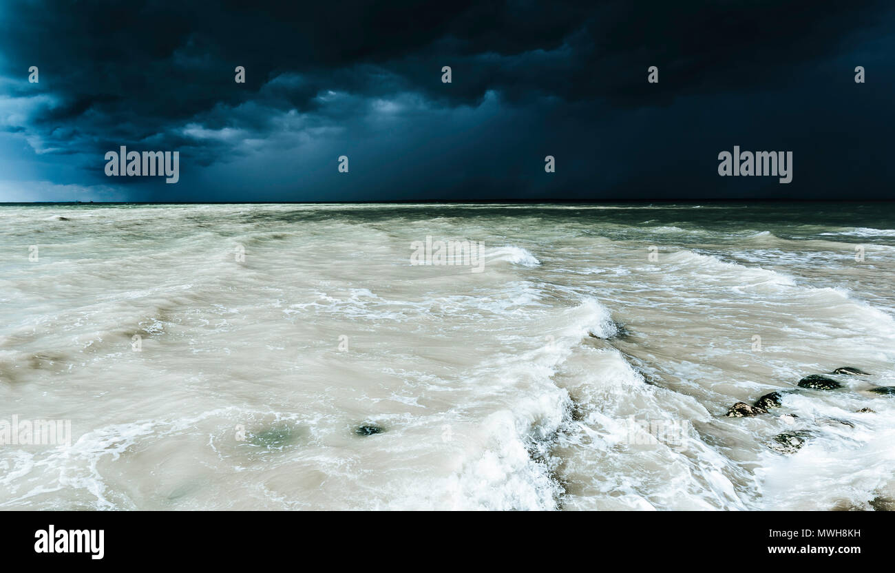 Sturm Himmel am Strand von Sanlucar de Barrameda bei Flut Stockfoto