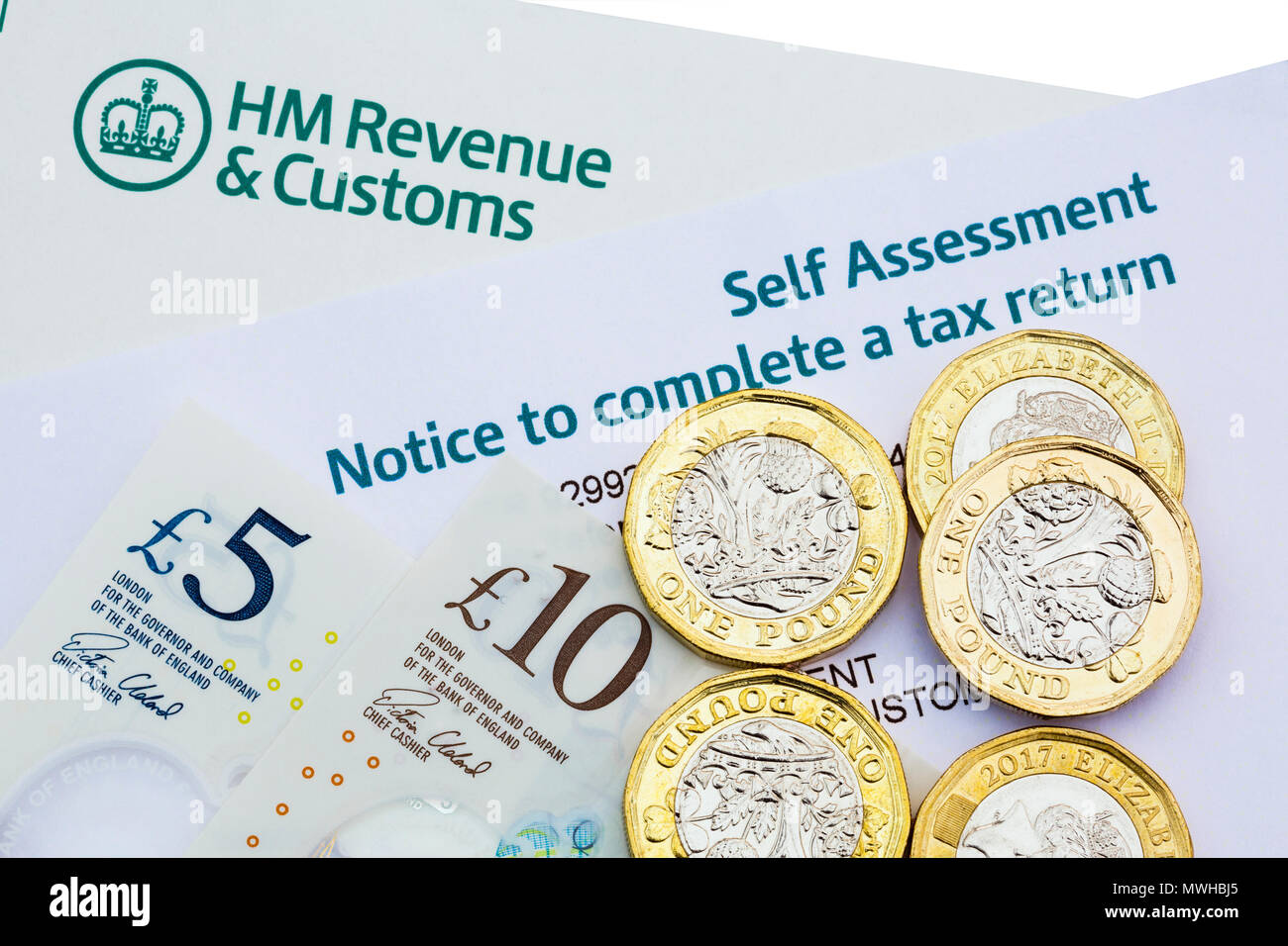 HM Revenue & Zoll HMRC Self Assessment Hinweis auf einen britischen Steuererklärung mit neuen Pfund Münzen und Banknoten, Geld, Steuern zu zahlen. England Großbritannien Großbritannien Stockfoto