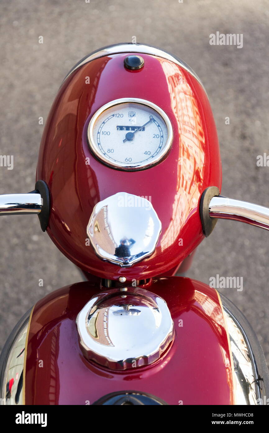Rote Oldtimer Motorrad Jawa 125 in der ehemaligen Tschechoslowakei hergestellt Stockfoto