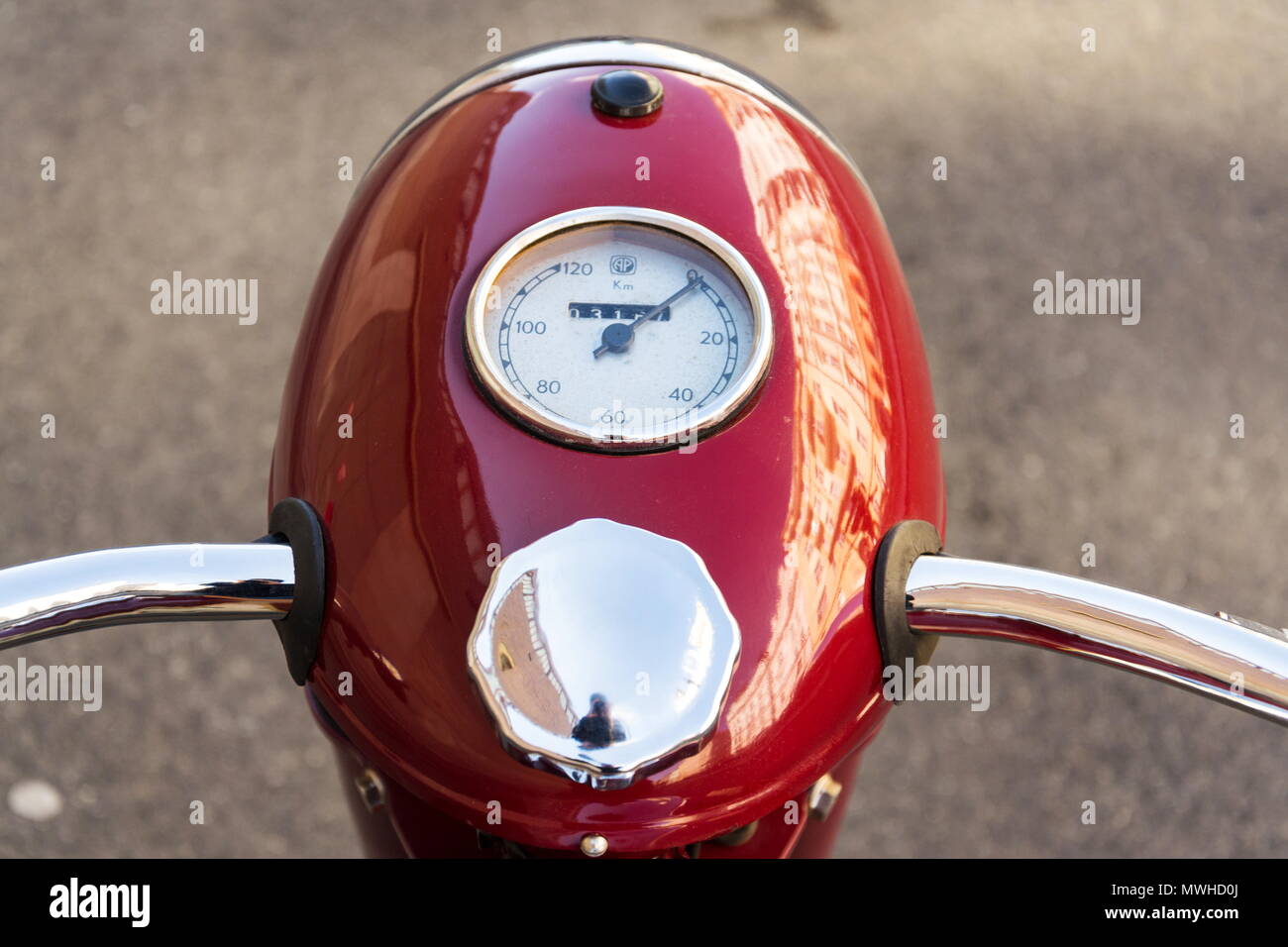 Rote Oldtimer Motorrad Jawa 125 in der ehemaligen Tschechoslowakei hergestellt Stockfoto