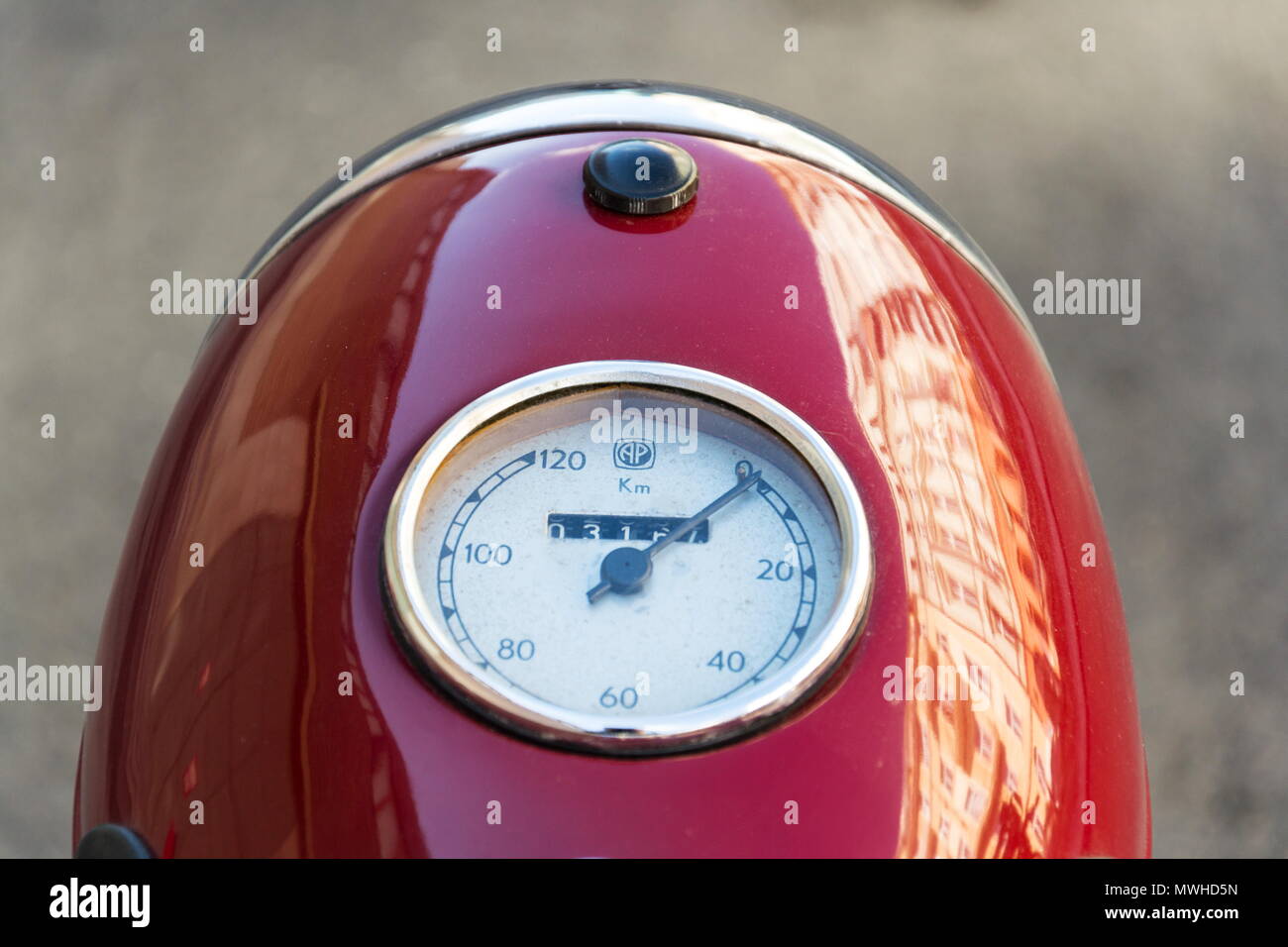 Rote Oldtimer Motorrad Jawa 125 in der ehemaligen Tschechoslowakei hergestellt Stockfoto