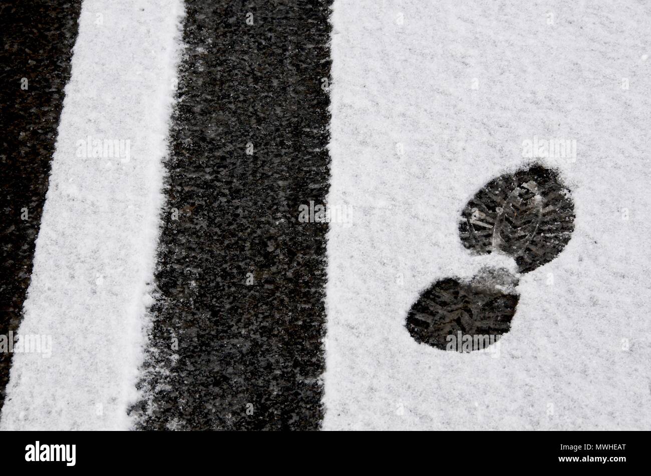 Footprint rechts auf dem verschneiten Boden Stockfoto