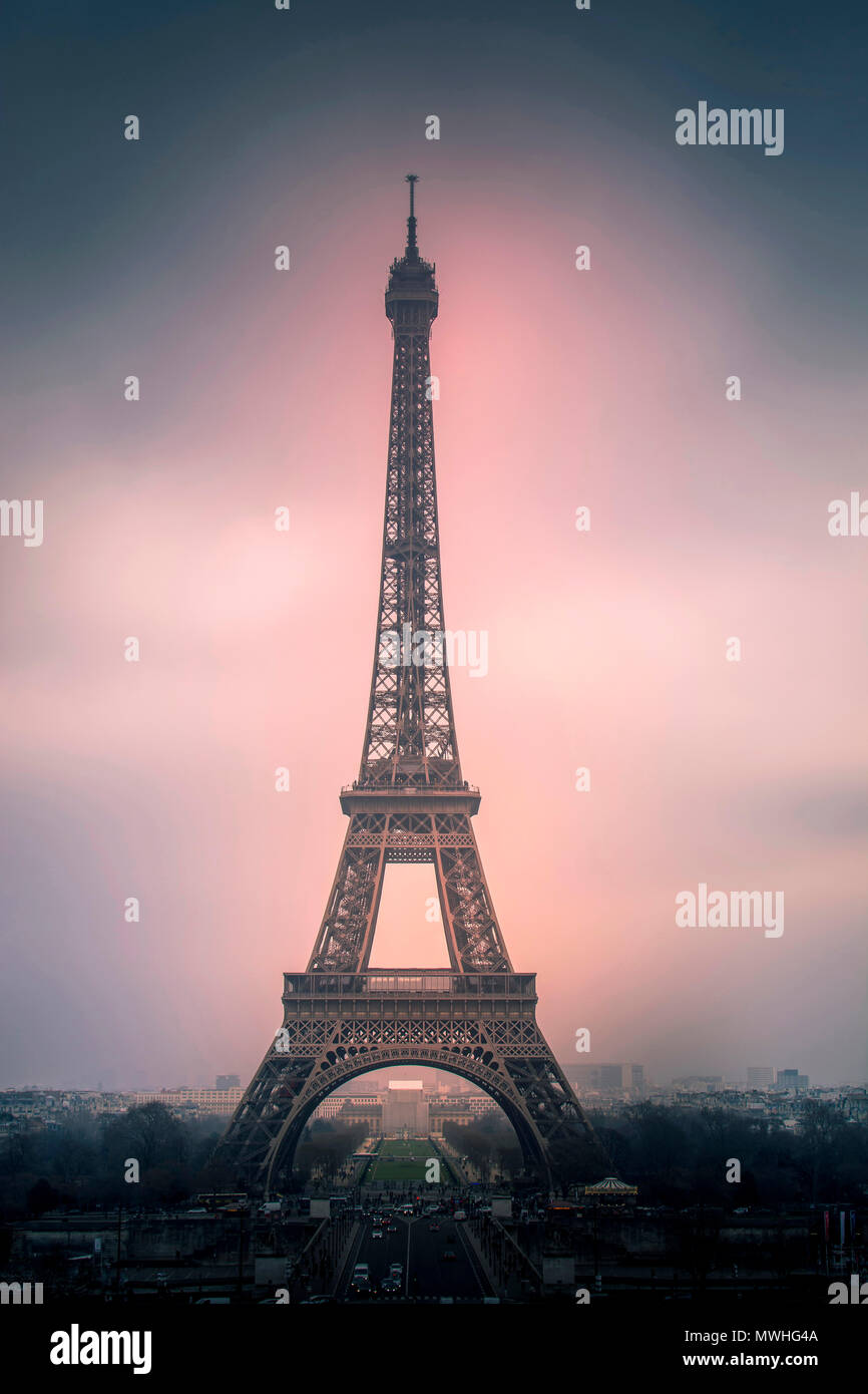 Eiffelturm bei Sonnenuntergang, Paris, Ile de France, Frankreich, Europa Stockfoto