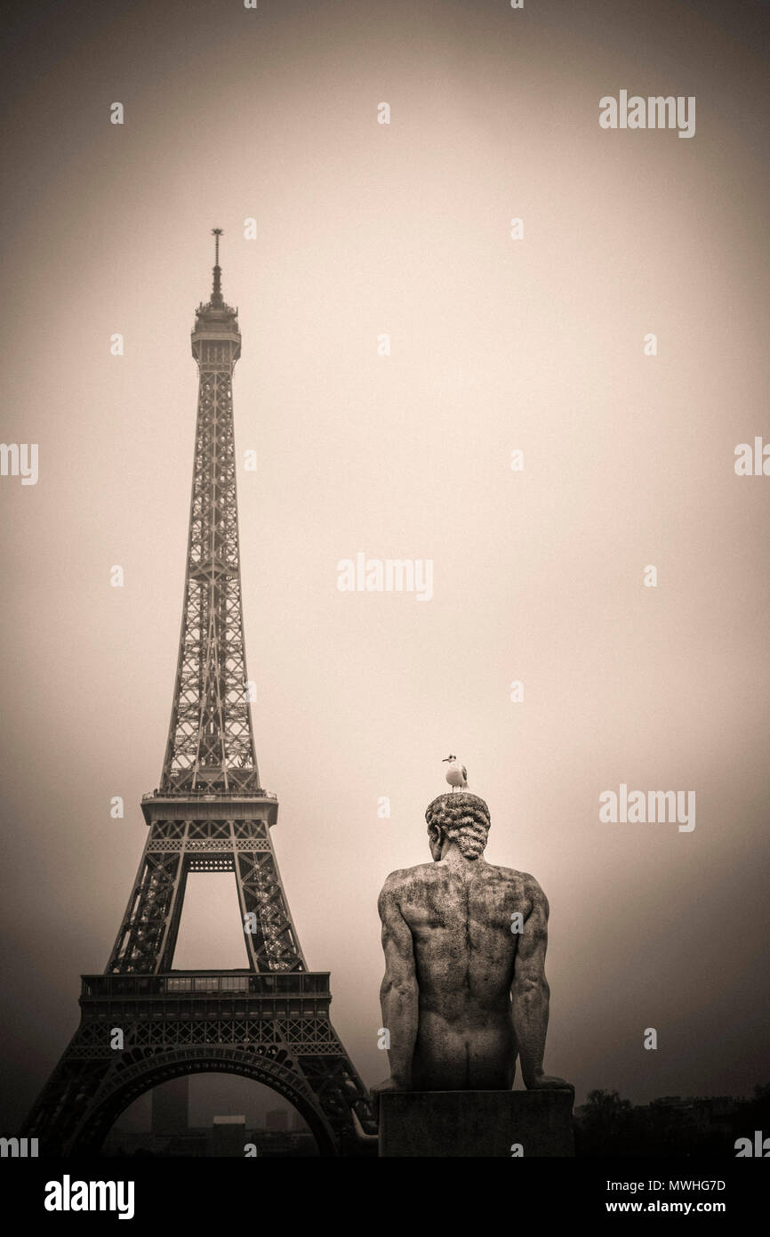 Eiffelturm und l'Homme (der Mann) Statue des Künstlers Pierre Traverse, Paris, Ile de France, Frankreich, Europa Stockfoto