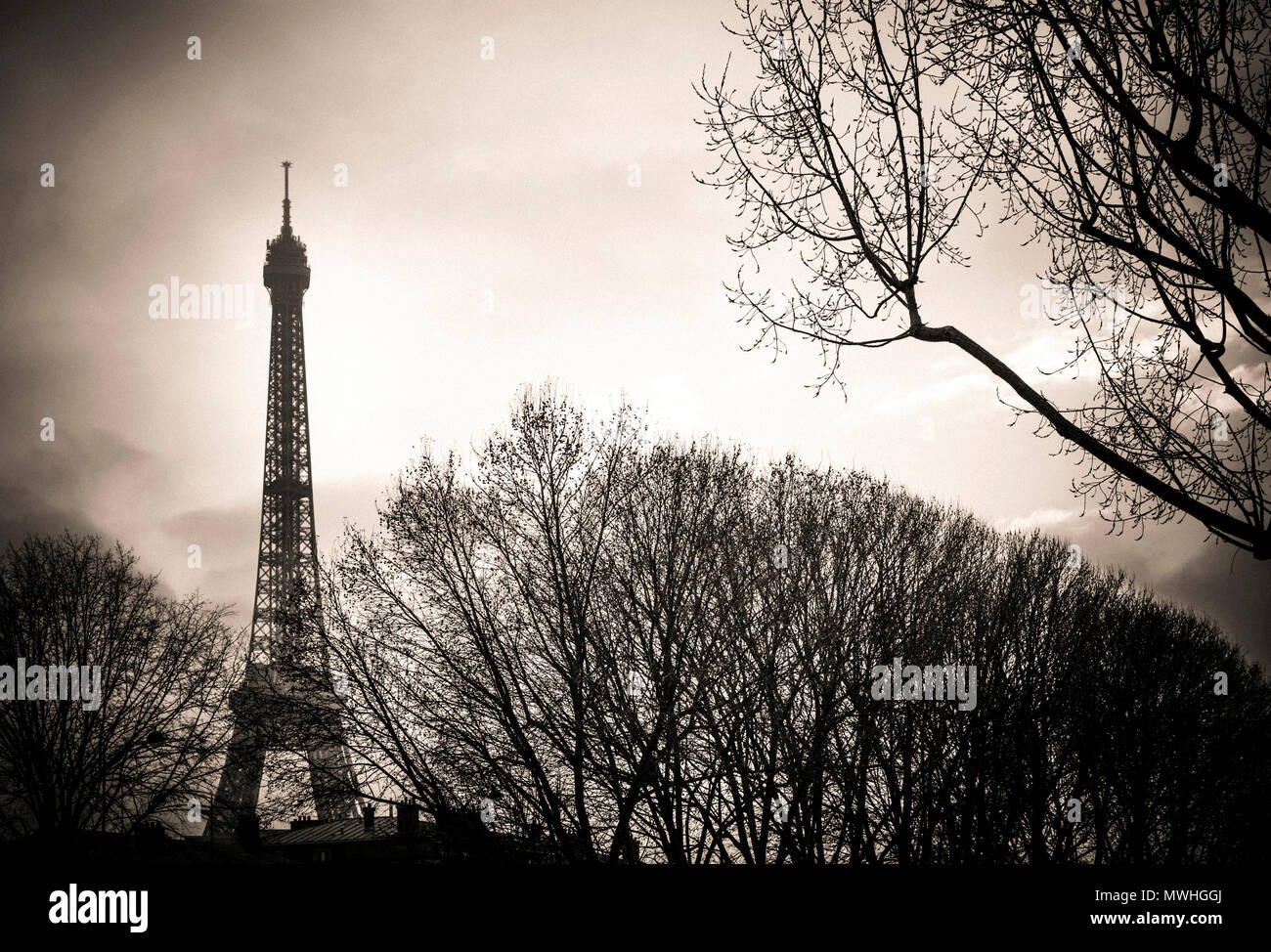 Der Eiffelturm in den Stromkreis der Hintergrundbeleuchtung. Paris. Frankreich Stockfoto