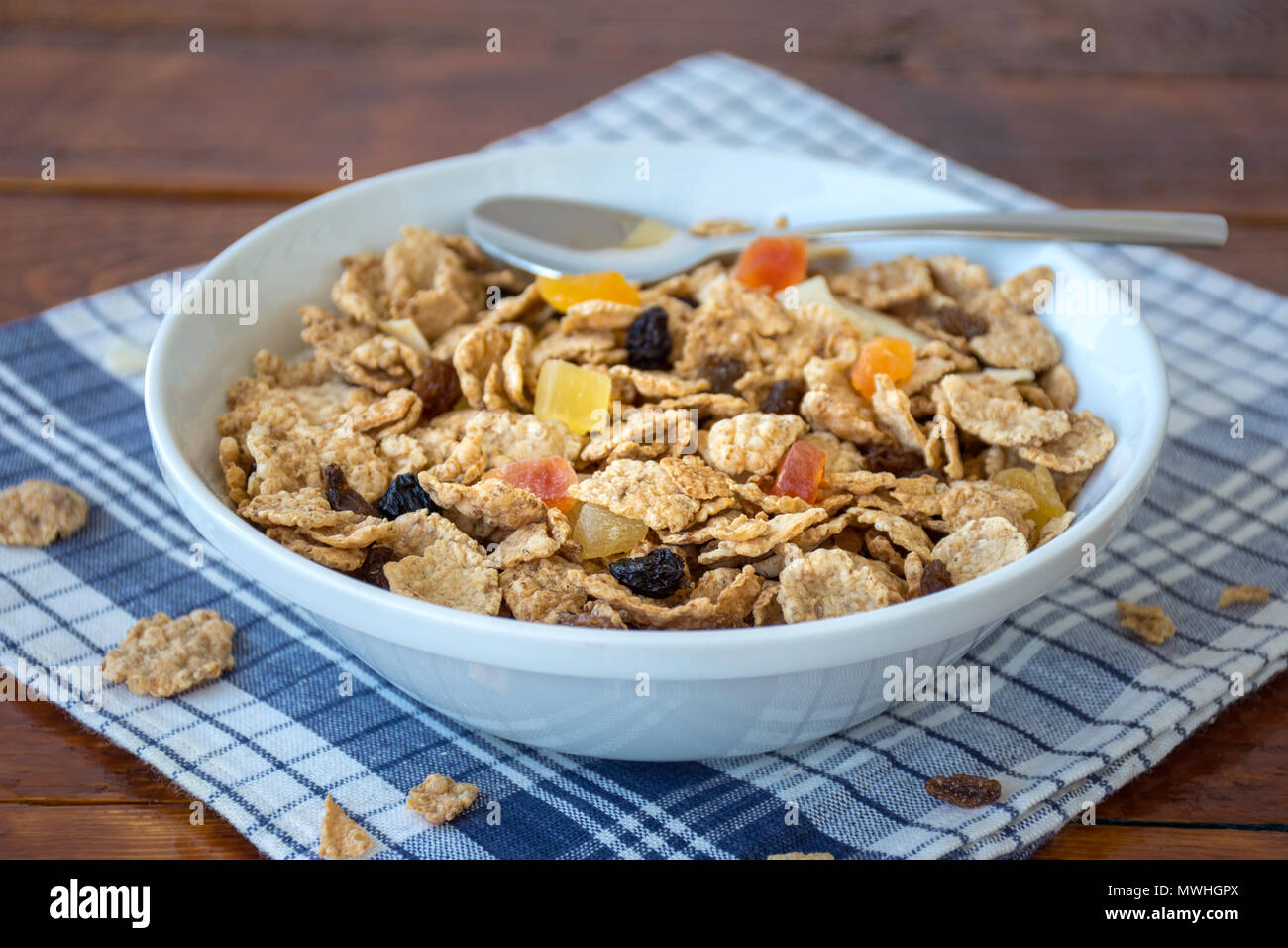 Eine Schüssel voll mit Müsli Müsli mit Löffel über eine hölzerne Tabelle Stockfoto