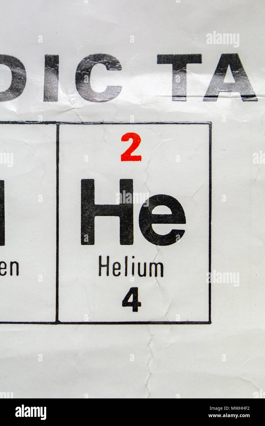 Helium (He), da es eine britische Schule periodische Tabelle angezeigt. Stockfoto